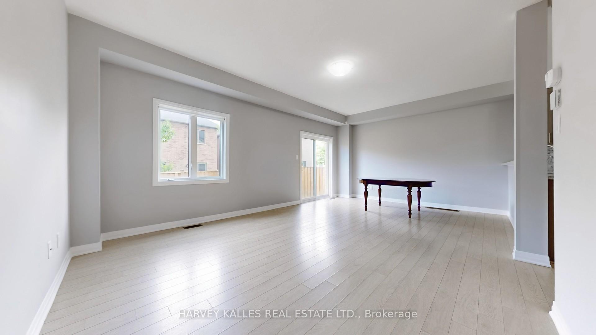 Photo 4 of 32 Bedford Estates Crescent, Barrie, Bayshore — HOMEH