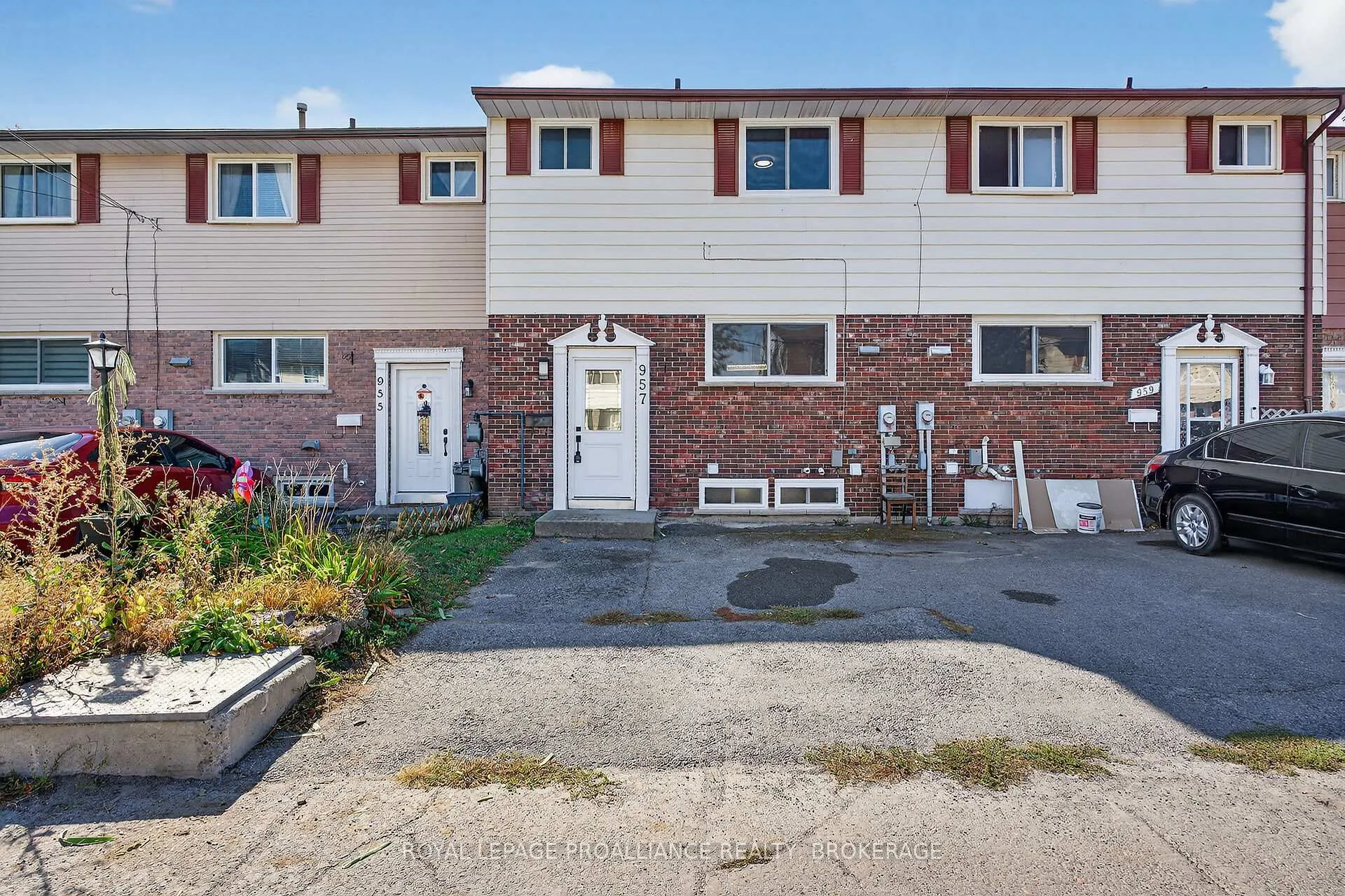 Front of 957 Oakview Avenue