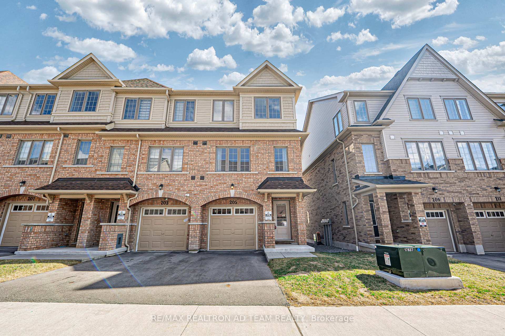 Photo 2 of 205 Royal Northern Path, Oshawa, Windfields — HOMEH