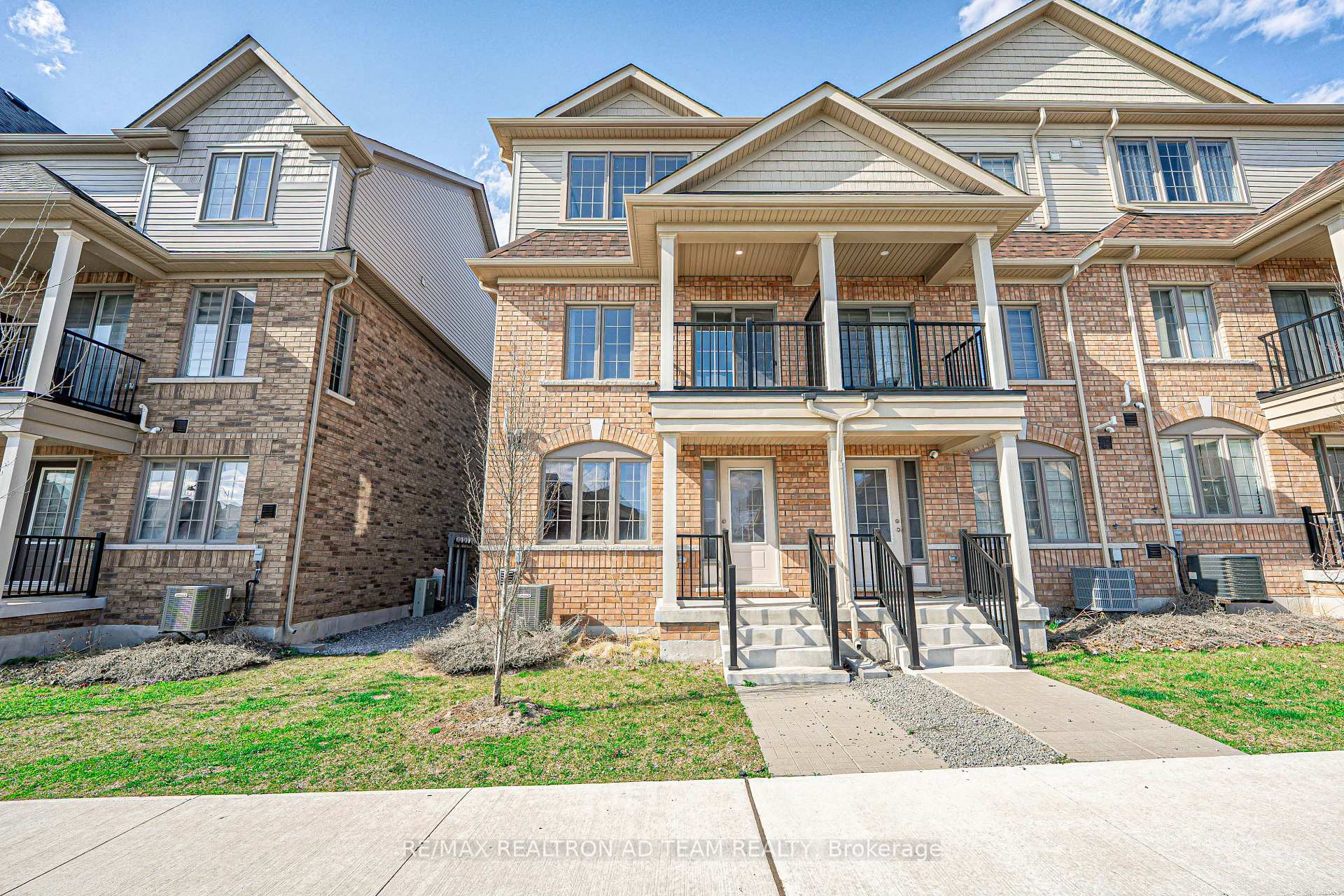 Photo 3 of 205 Royal Northern Path, Oshawa, Windfields — HOMEH