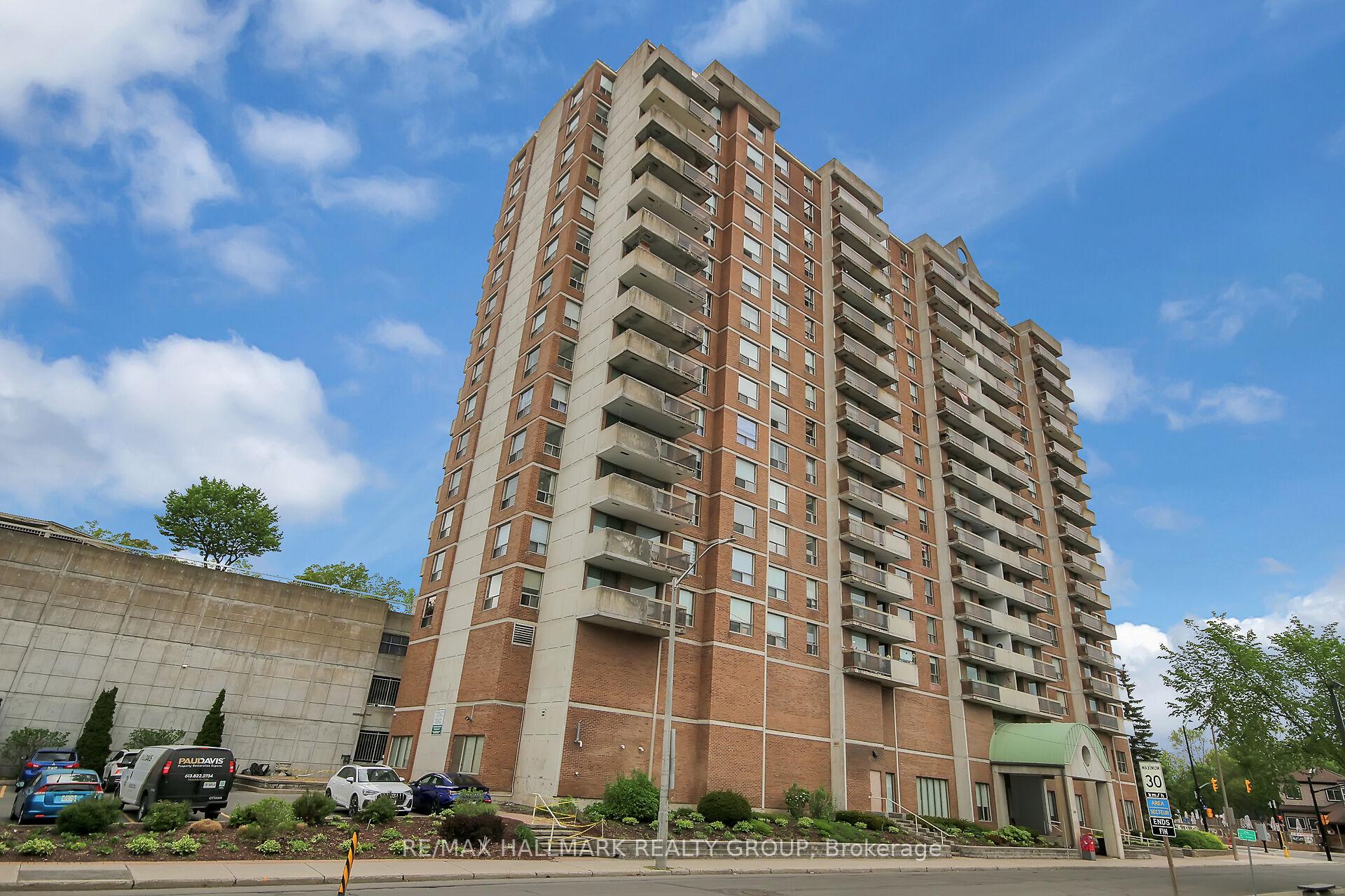 Front of Unit 1006, 200 Lafontaine Avenue