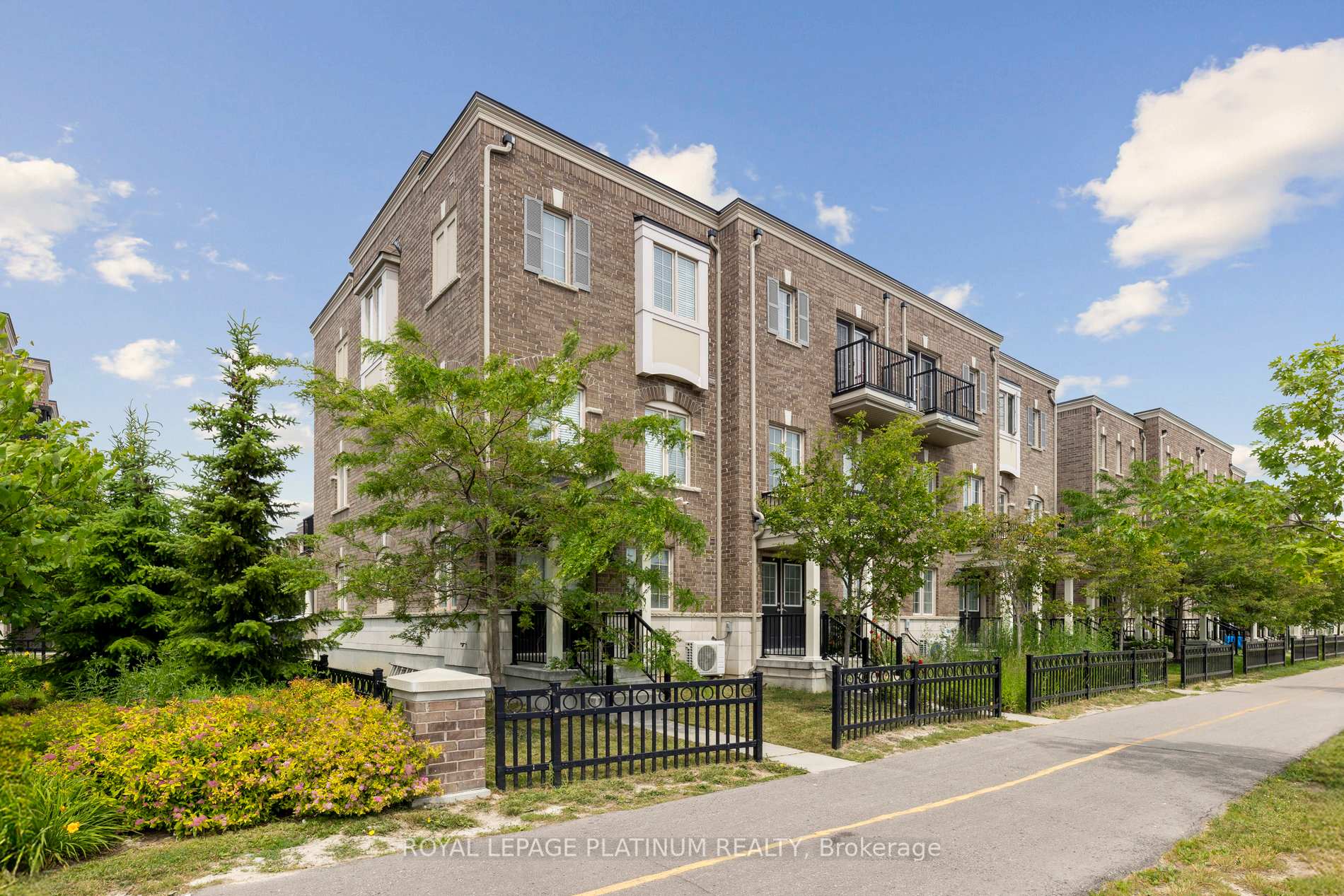 Photo 4 of 98 Ferris Square, Clarington, Courtice — HOMEH