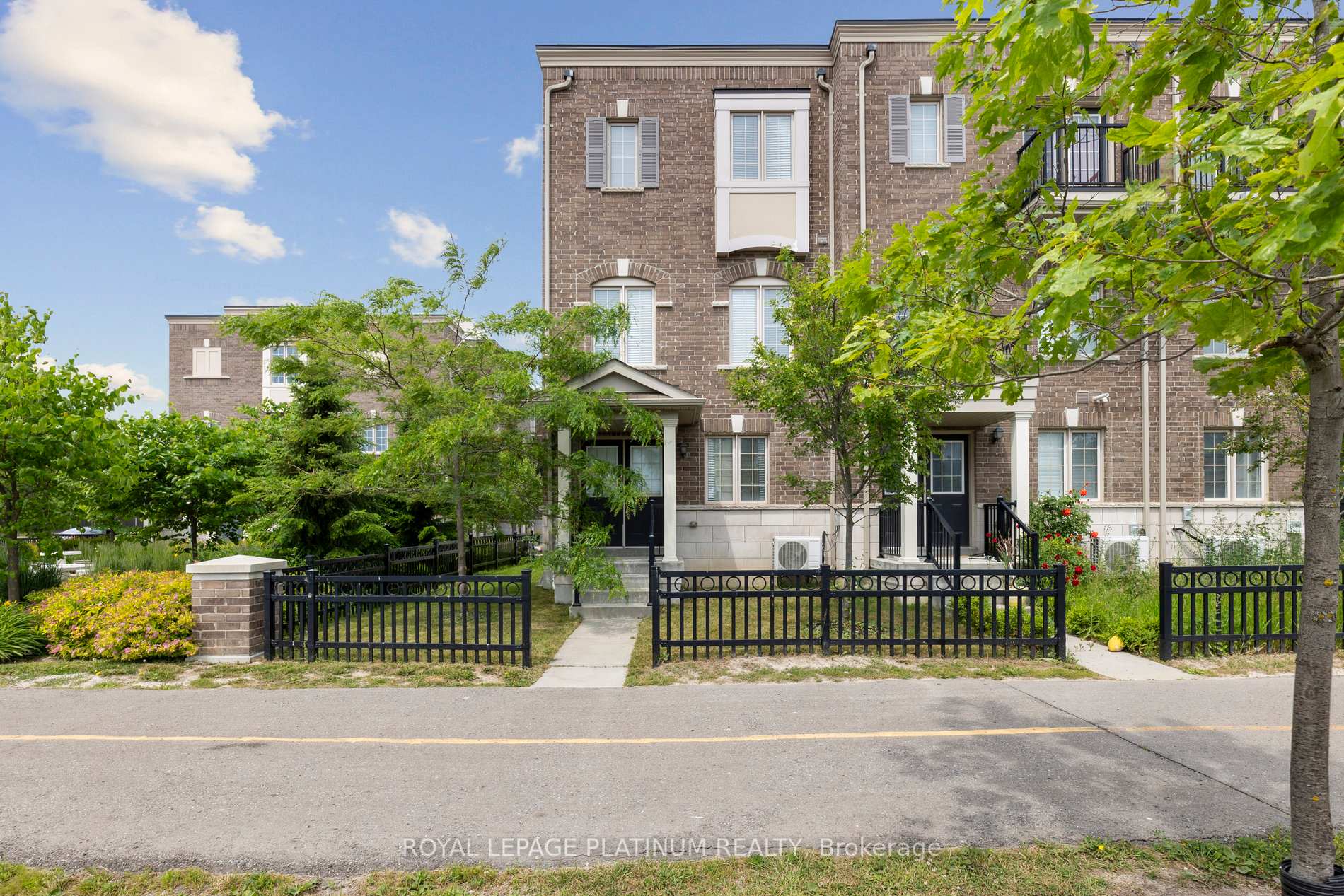 Photo 5 of 98 Ferris Square, Clarington, Courtice — HOMEH