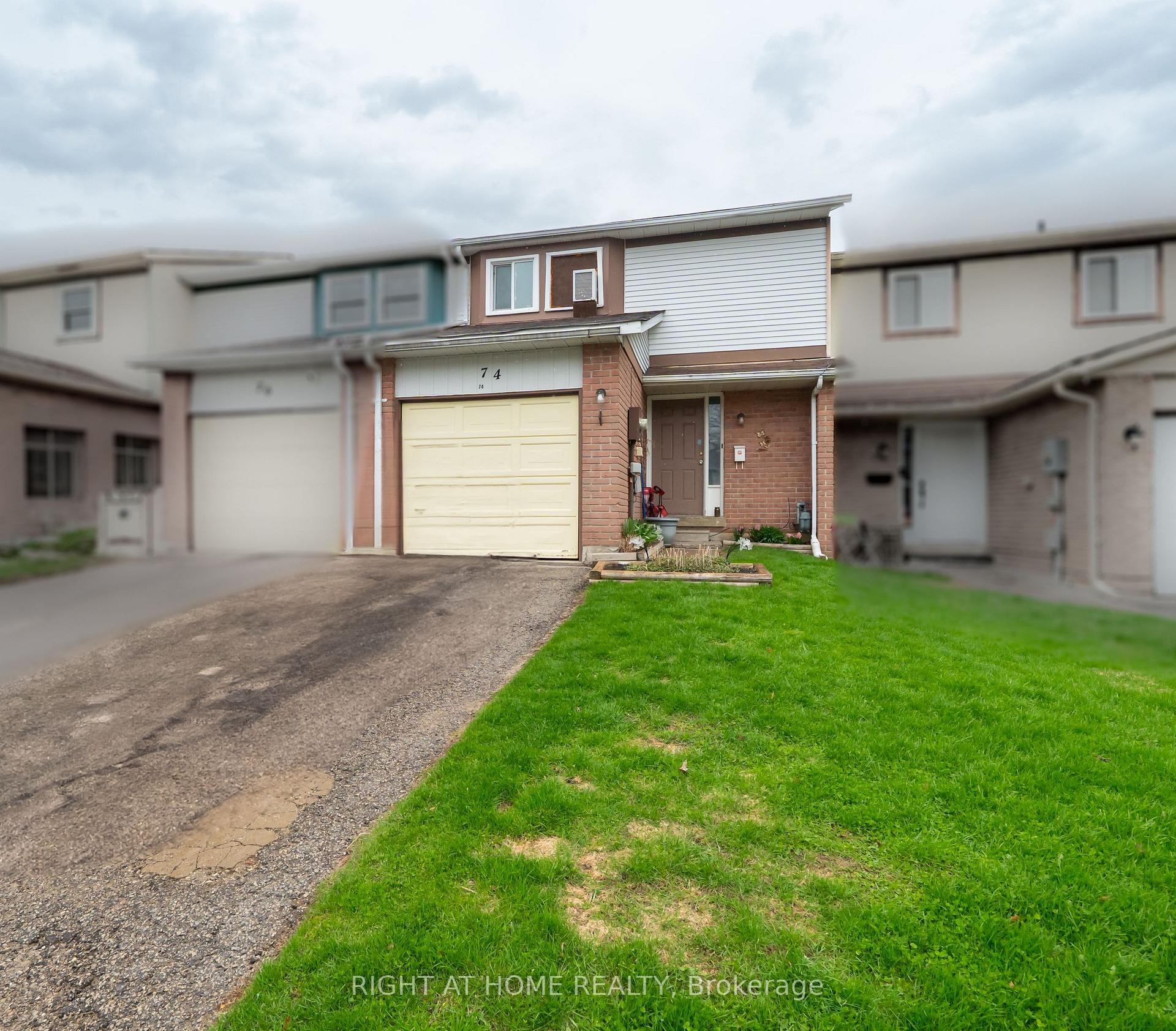 Photo 2 of 74 Burns Circle, Barrie, Letitia Heights — HOMEH