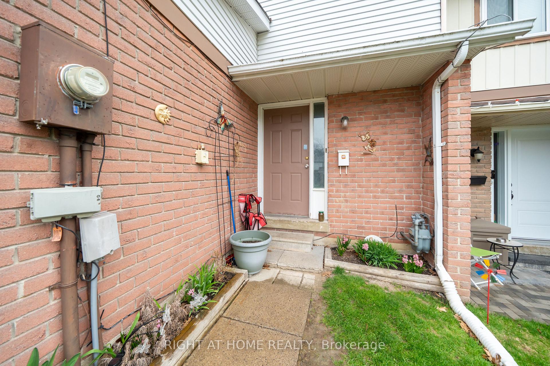 Photo 3 of 74 Burns Circle, Barrie, Letitia Heights — HOMEH