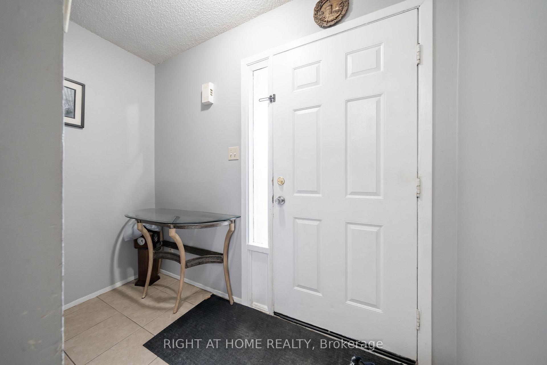 Photo 4 of 74 Burns Circle, Barrie, Letitia Heights — HOMEH