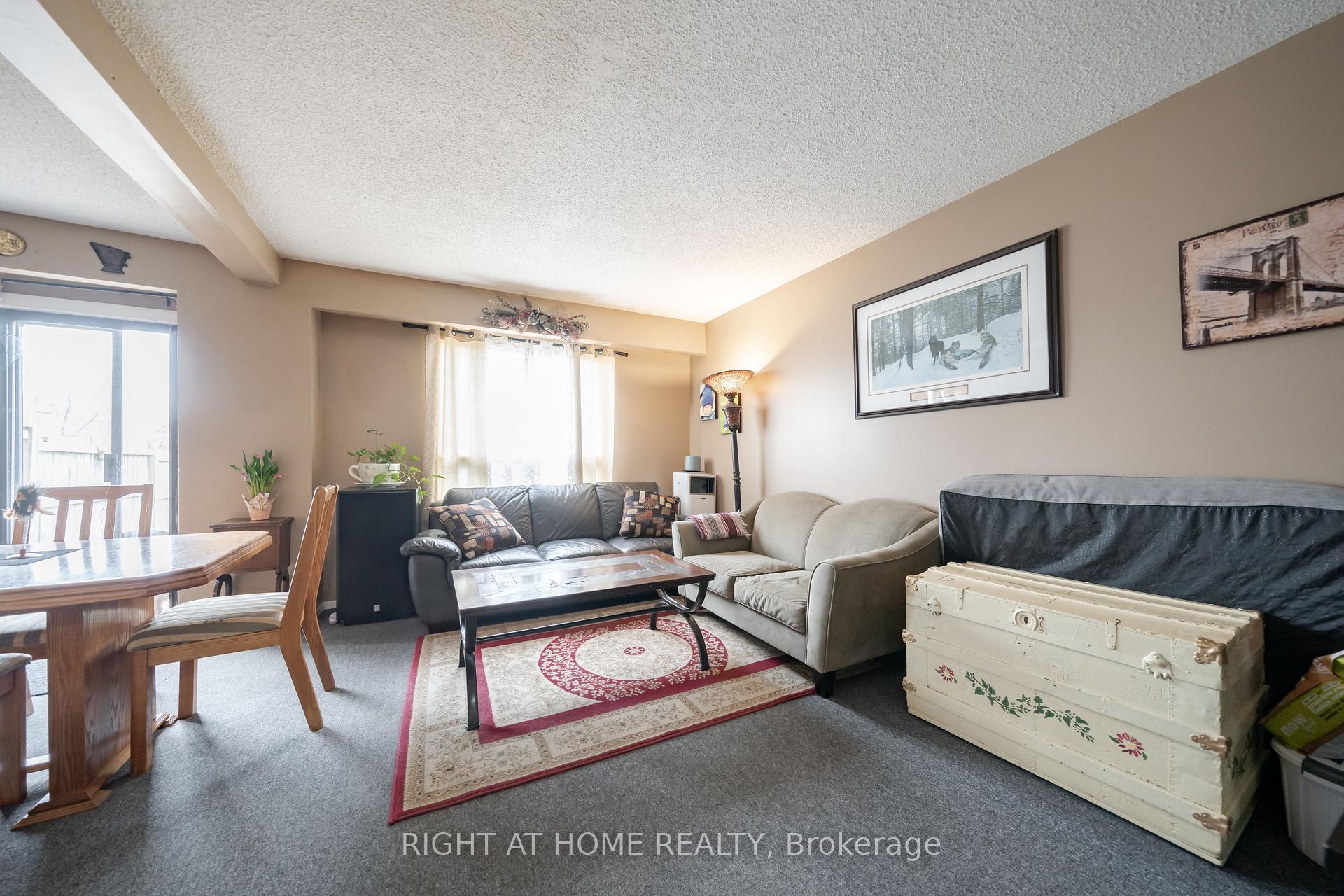 Photo 5 of 74 Burns Circle, Barrie, Letitia Heights — HOMEH