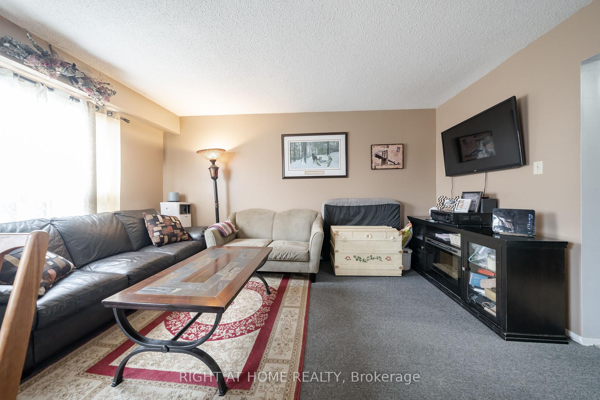 Photo 6 of 74 Burns Circle, Barrie, Letitia Heights — HOMEH
