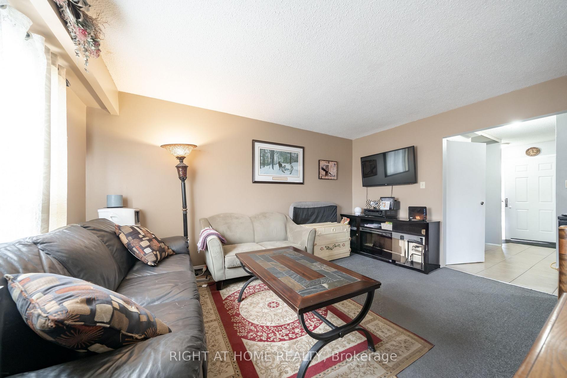 Photo 7 of 74 Burns Circle, Barrie, Letitia Heights — HOMEH