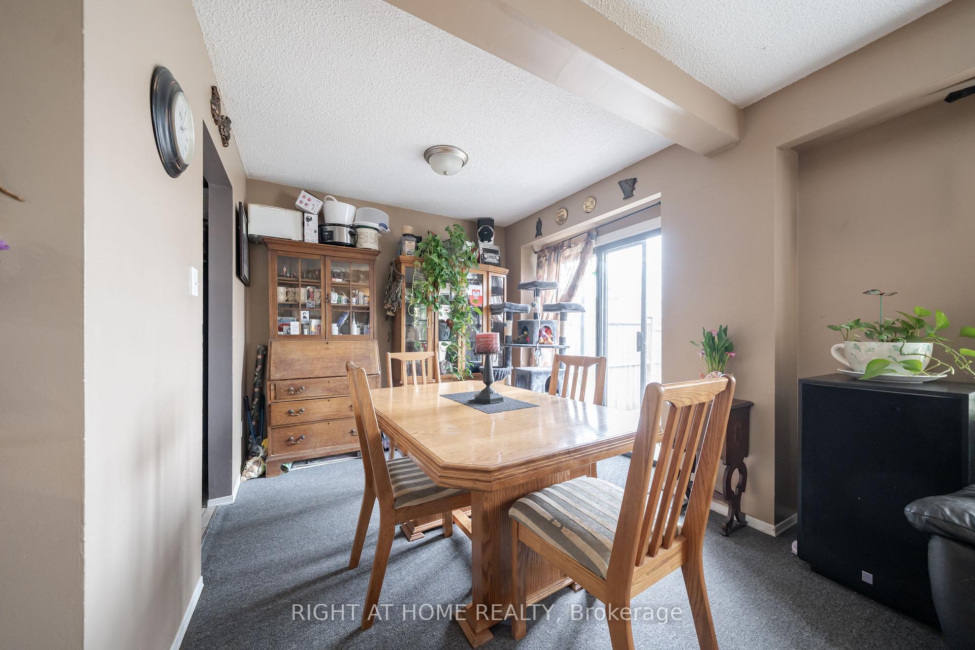 Photo 8 of 74 Burns Circle, Barrie, Letitia Heights — HOMEH