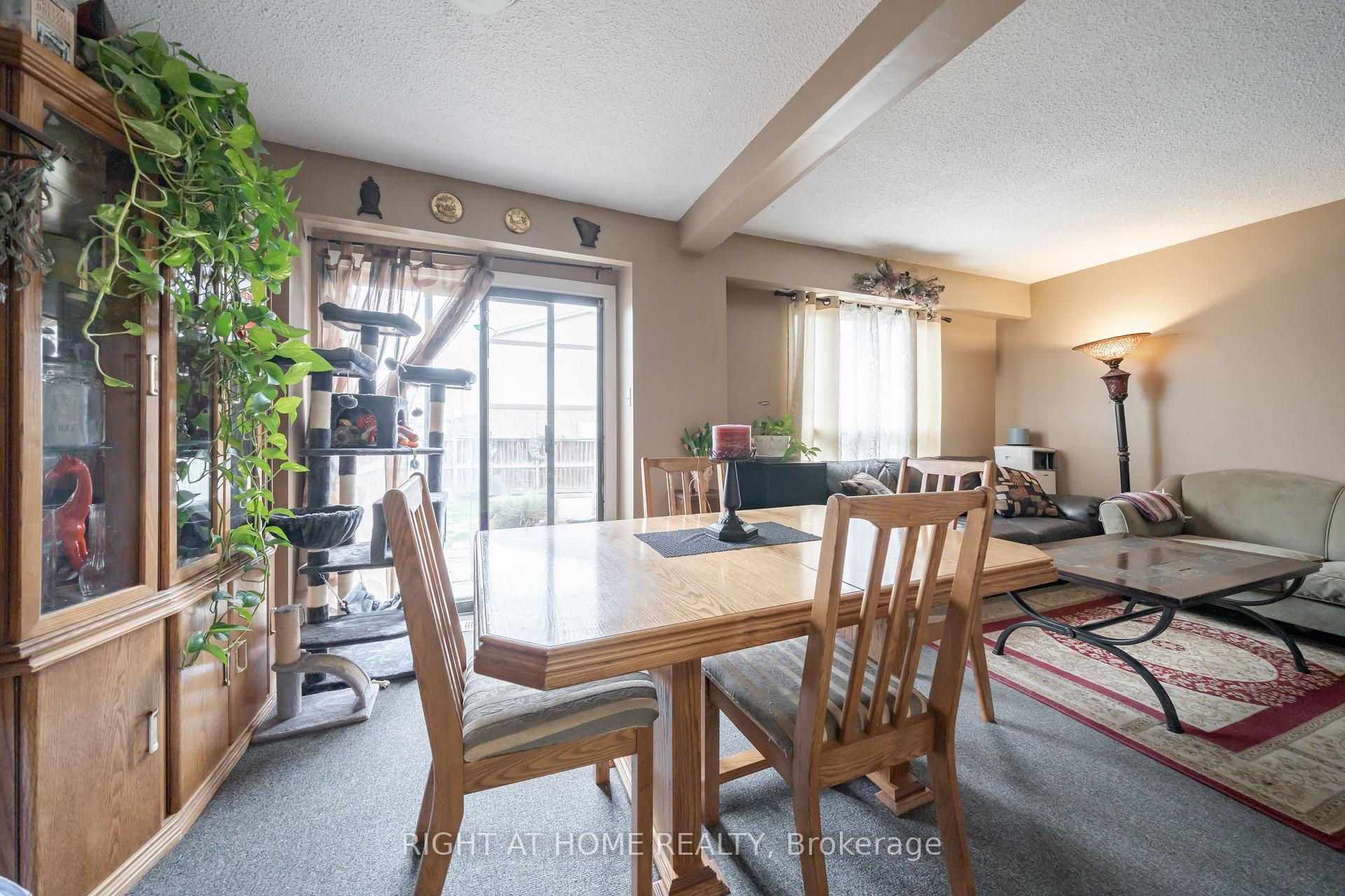Photo 9 of 74 Burns Circle, Barrie, Letitia Heights — HOMEH