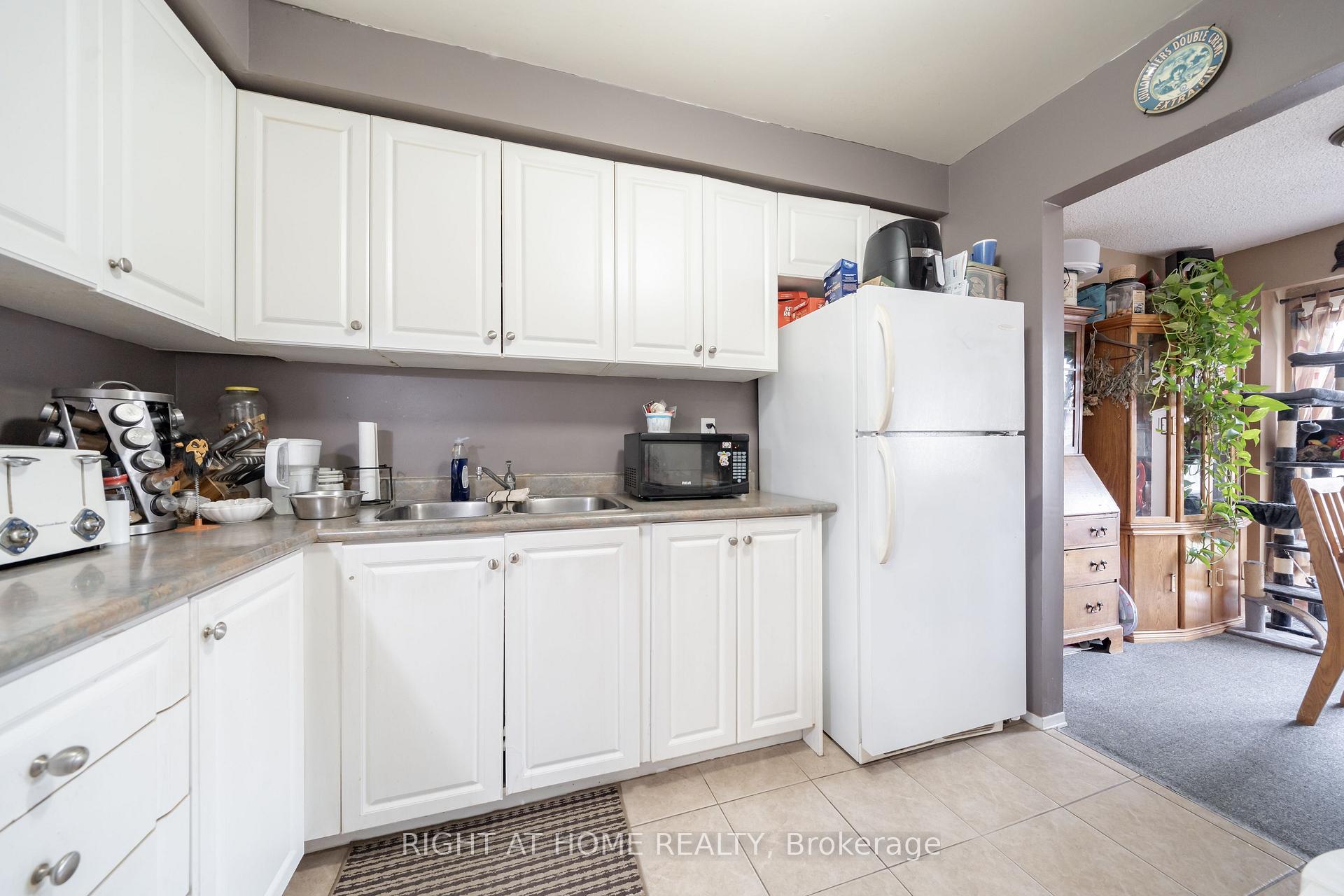 Photo 10 of 74 Burns Circle, Barrie, Letitia Heights — HOMEH