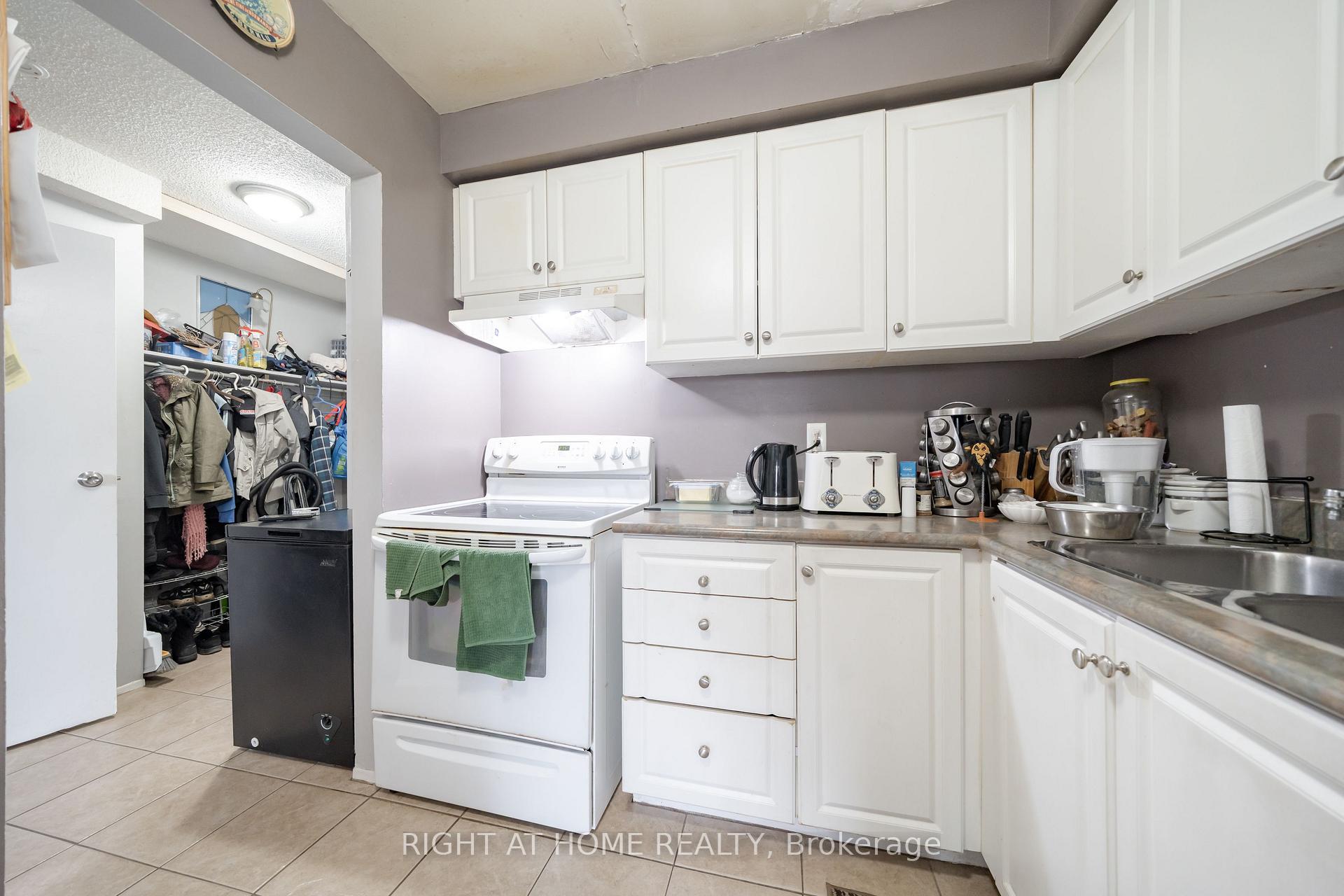 Photo 11 of 74 Burns Circle, Barrie, Letitia Heights — HOMEH