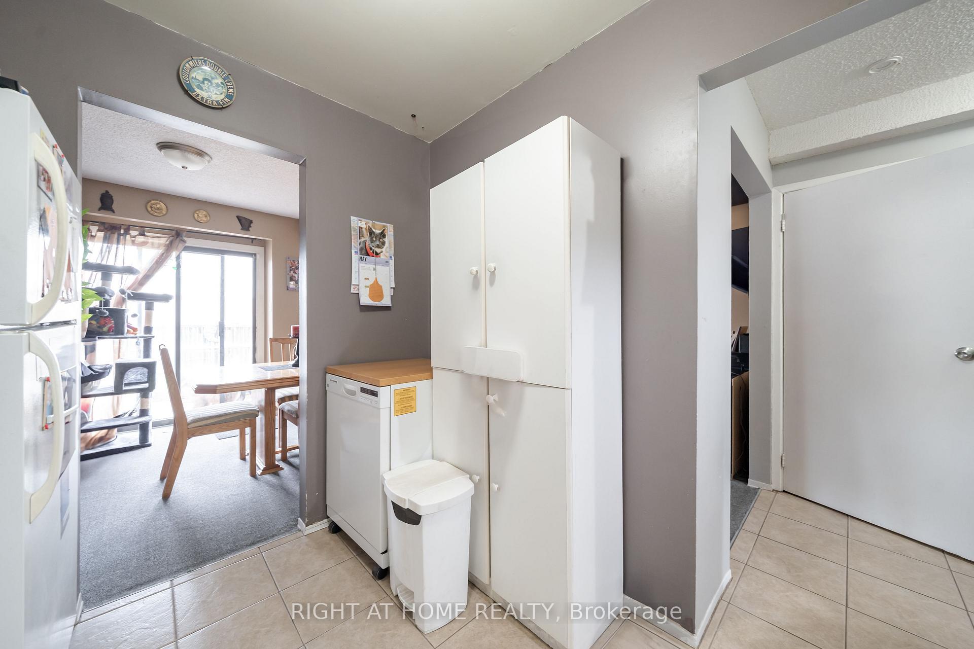 Photo 12 of 74 Burns Circle, Barrie, Letitia Heights — HOMEH