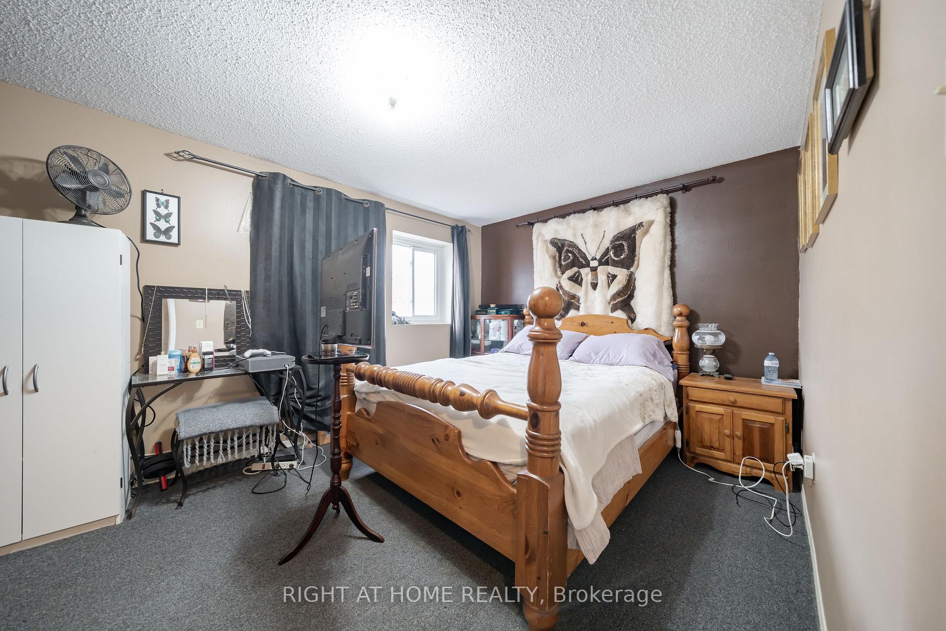 Photo 13 of 74 Burns Circle, Barrie, Letitia Heights — HOMEH