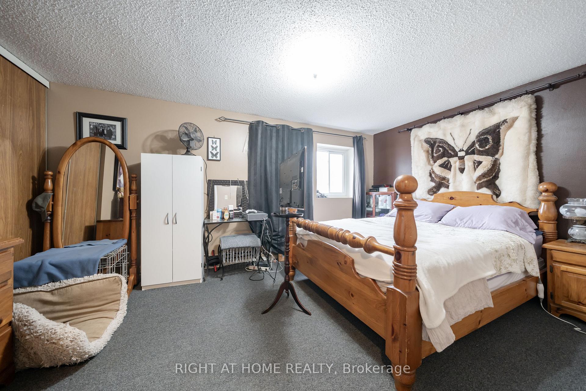 Photo 14 of 74 Burns Circle, Barrie, Letitia Heights — HOMEH