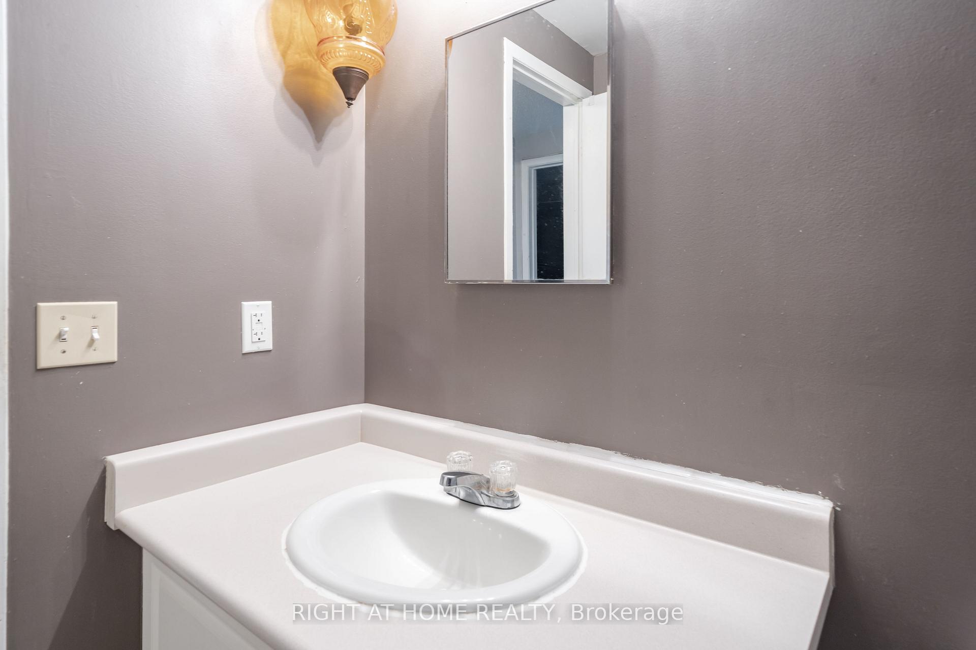 Photo 16 of 74 Burns Circle, Barrie, Letitia Heights — HOMEH