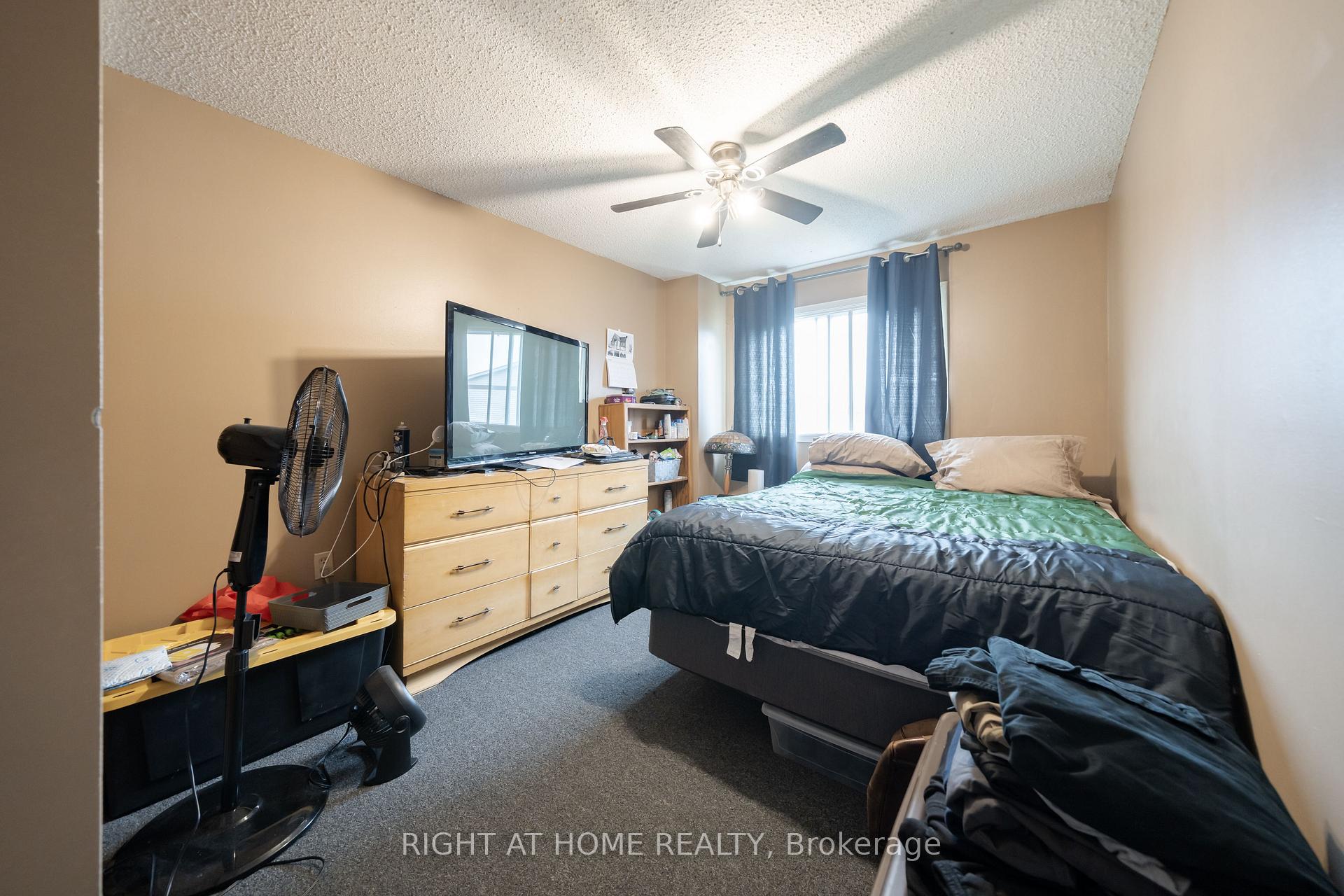 Photo 17 of 74 Burns Circle, Barrie, Letitia Heights — HOMEH