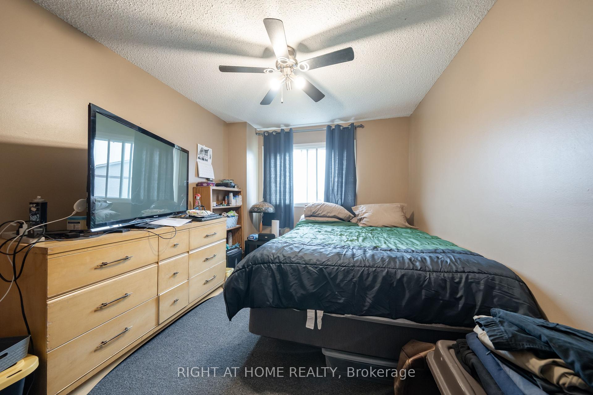 Photo 18 of 74 Burns Circle, Barrie, Letitia Heights — HOMEH