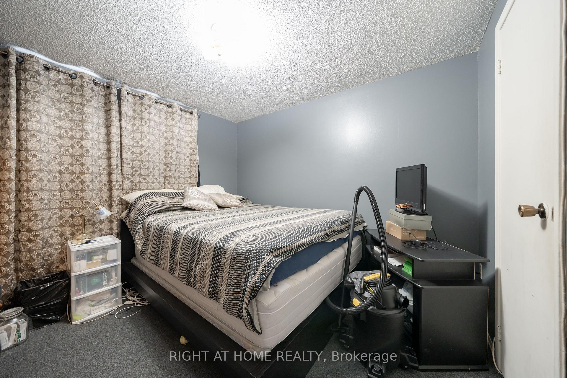 Photo 19 of 74 Burns Circle, Barrie, Letitia Heights — HOMEH