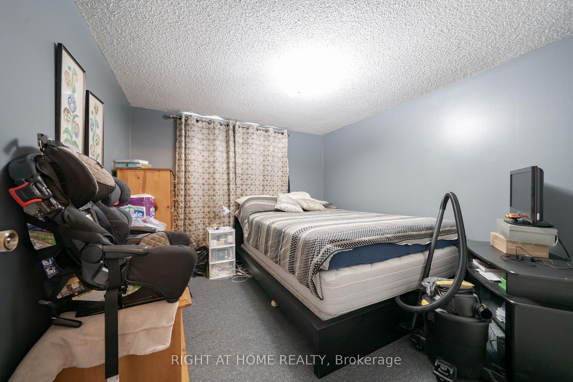 Photo 20 of 74 Burns Circle, Barrie, Letitia Heights — HOMEH