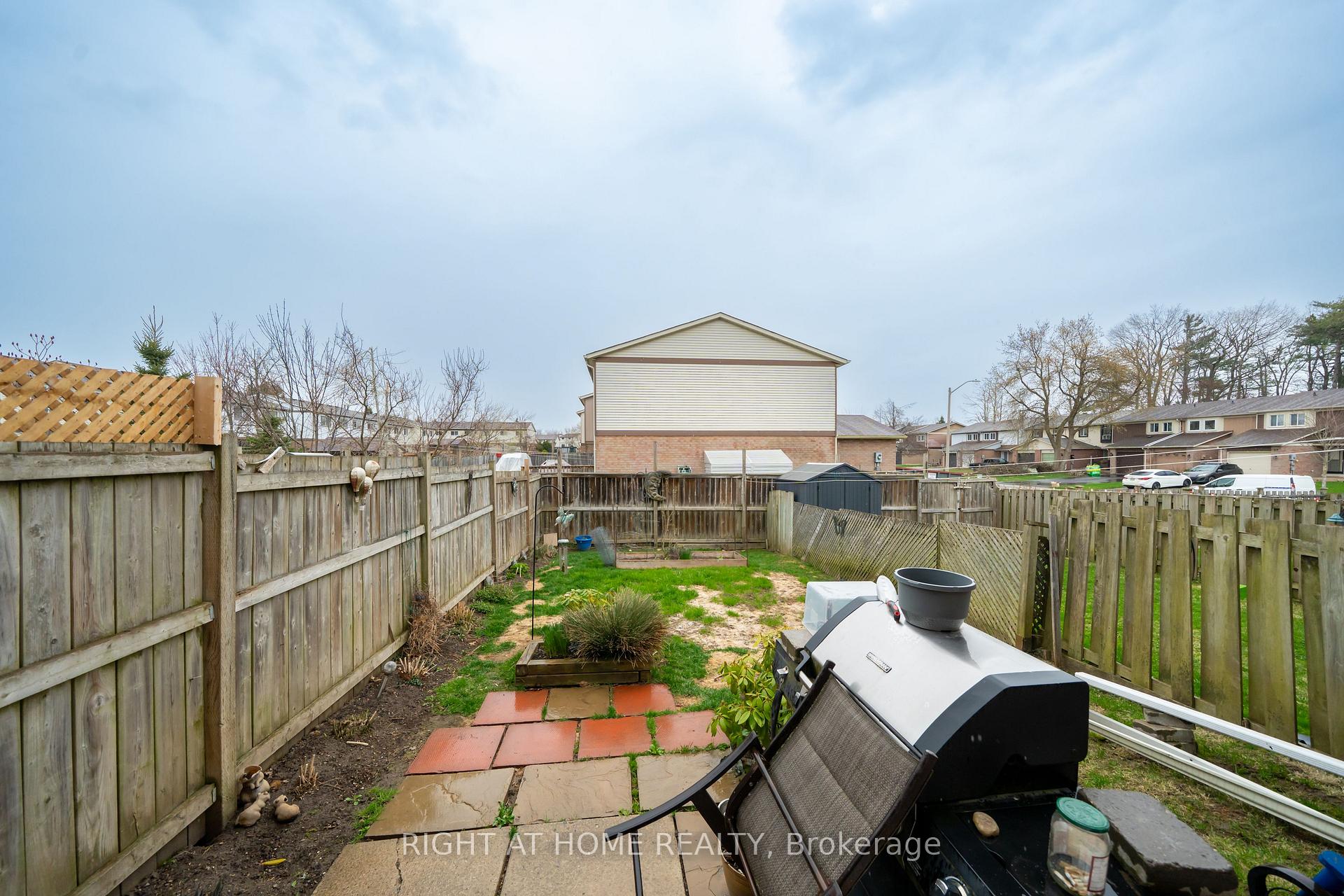 Photo 21 of 74 Burns Circle, Barrie, Letitia Heights — HOMEH