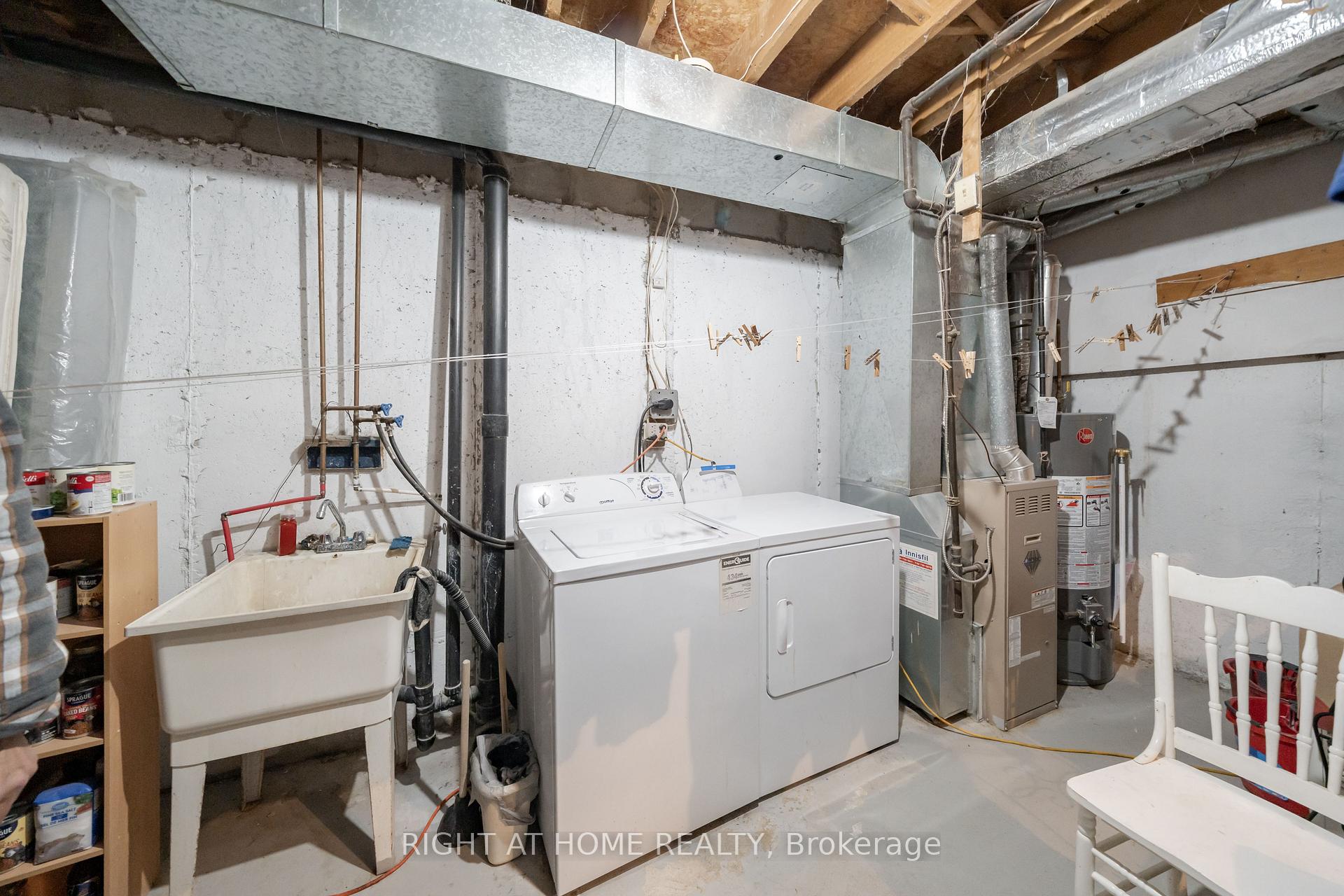 Photo 22 of 74 Burns Circle, Barrie, Letitia Heights — HOMEH