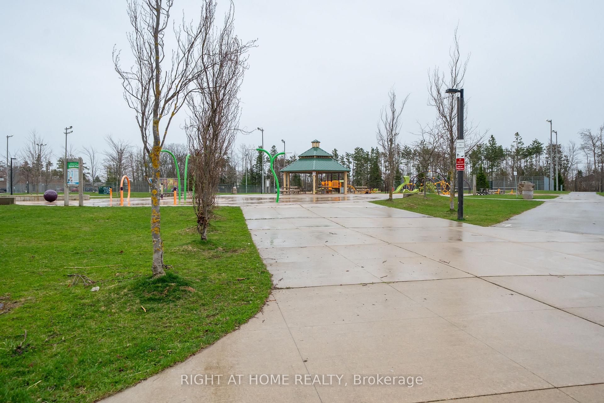 Photo 23 of 74 Burns Circle, Barrie, Letitia Heights — HOMEH