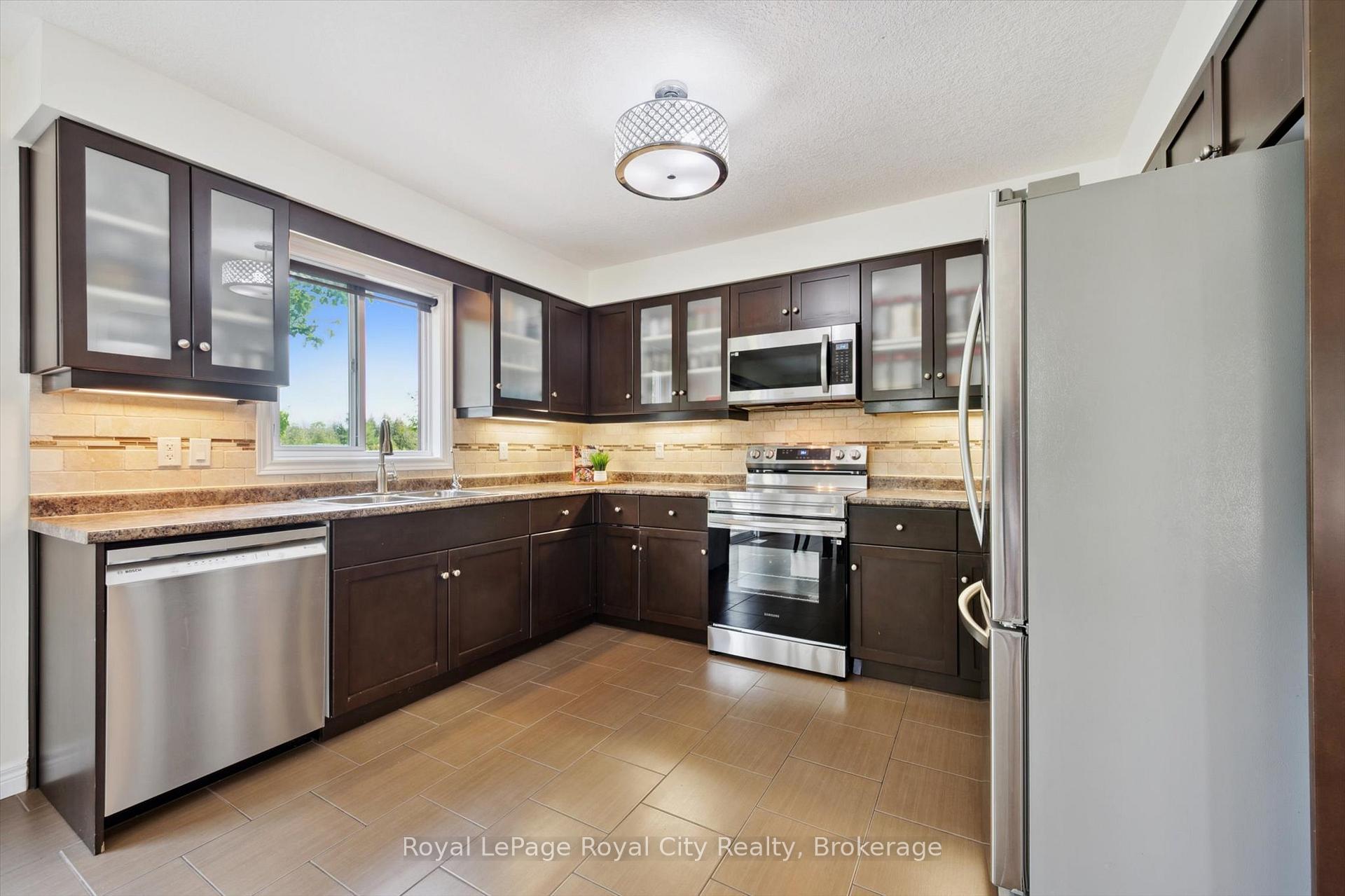 Photo 15 of Unit 17, 355 Macalister Boulevard, Guelph, Kortright East — HOMEH