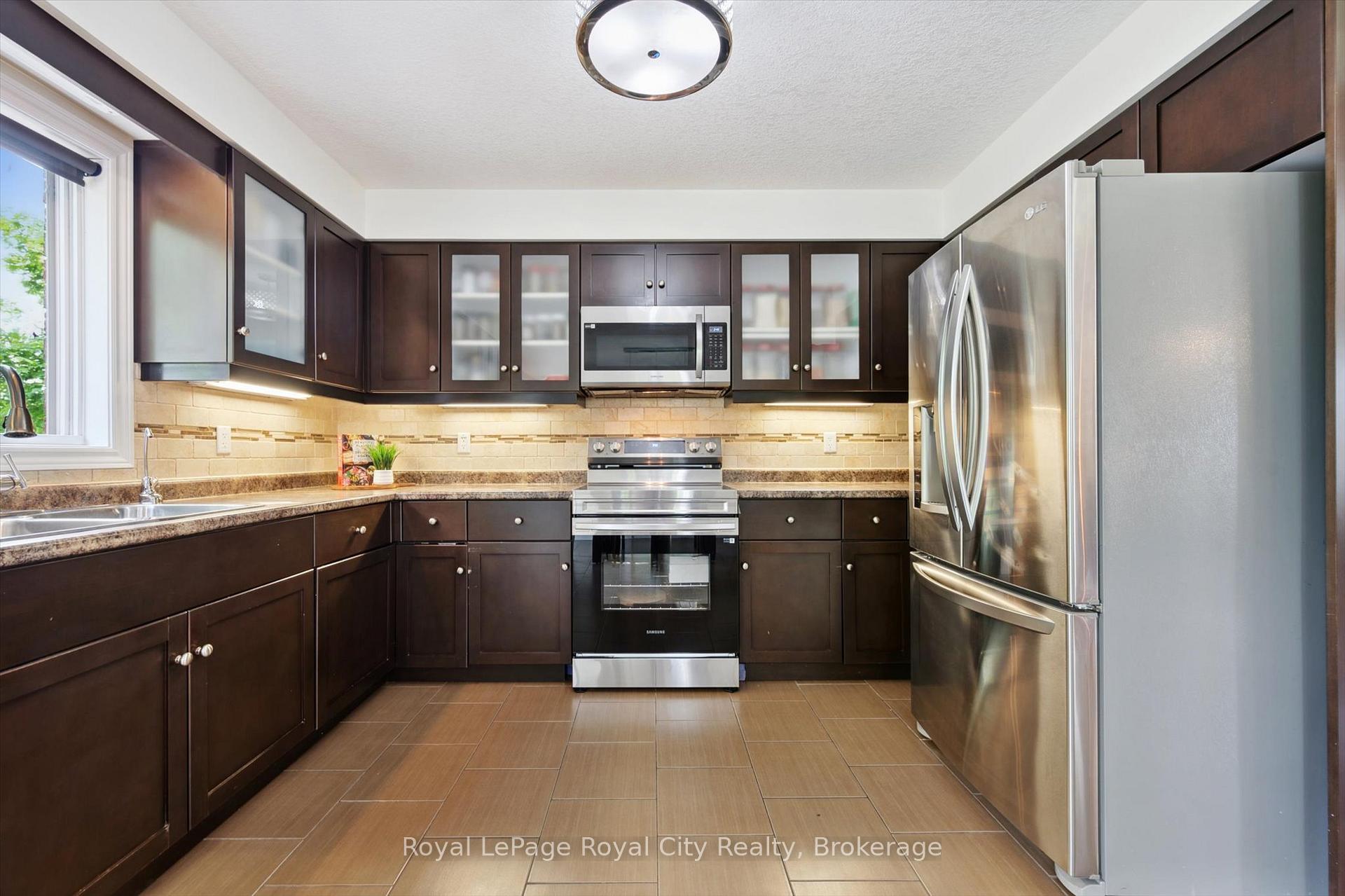 Photo 17 of Unit 17, 355 Macalister Boulevard, Guelph, Kortright East — HOMEH