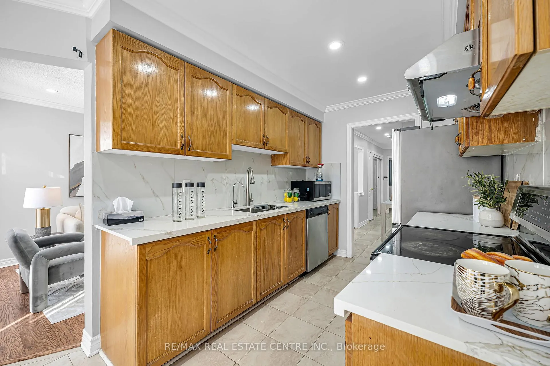 Photo 10 of 47 Brickyard Way N, Brampton, Brampton North — HOMEH