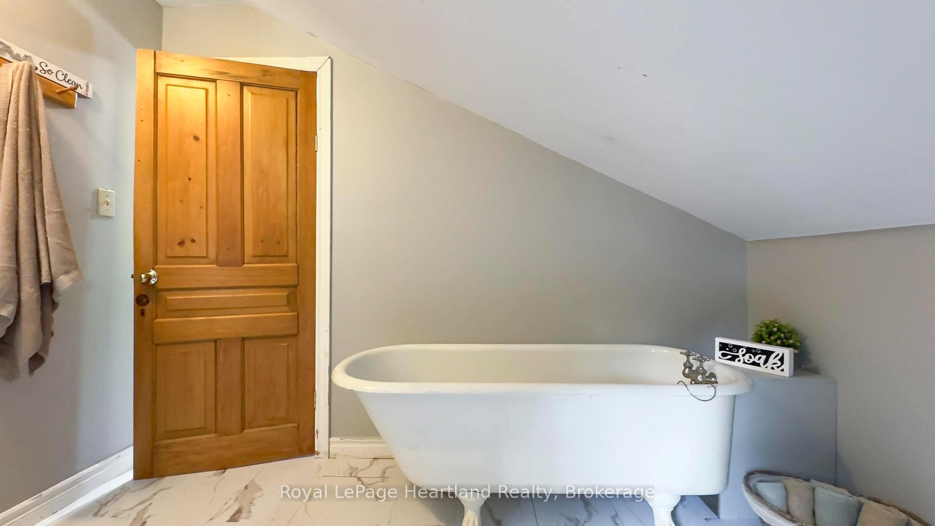 Photo 31 of 108 Newgate Street, Goderich, Goderich (Town) — HOMEH