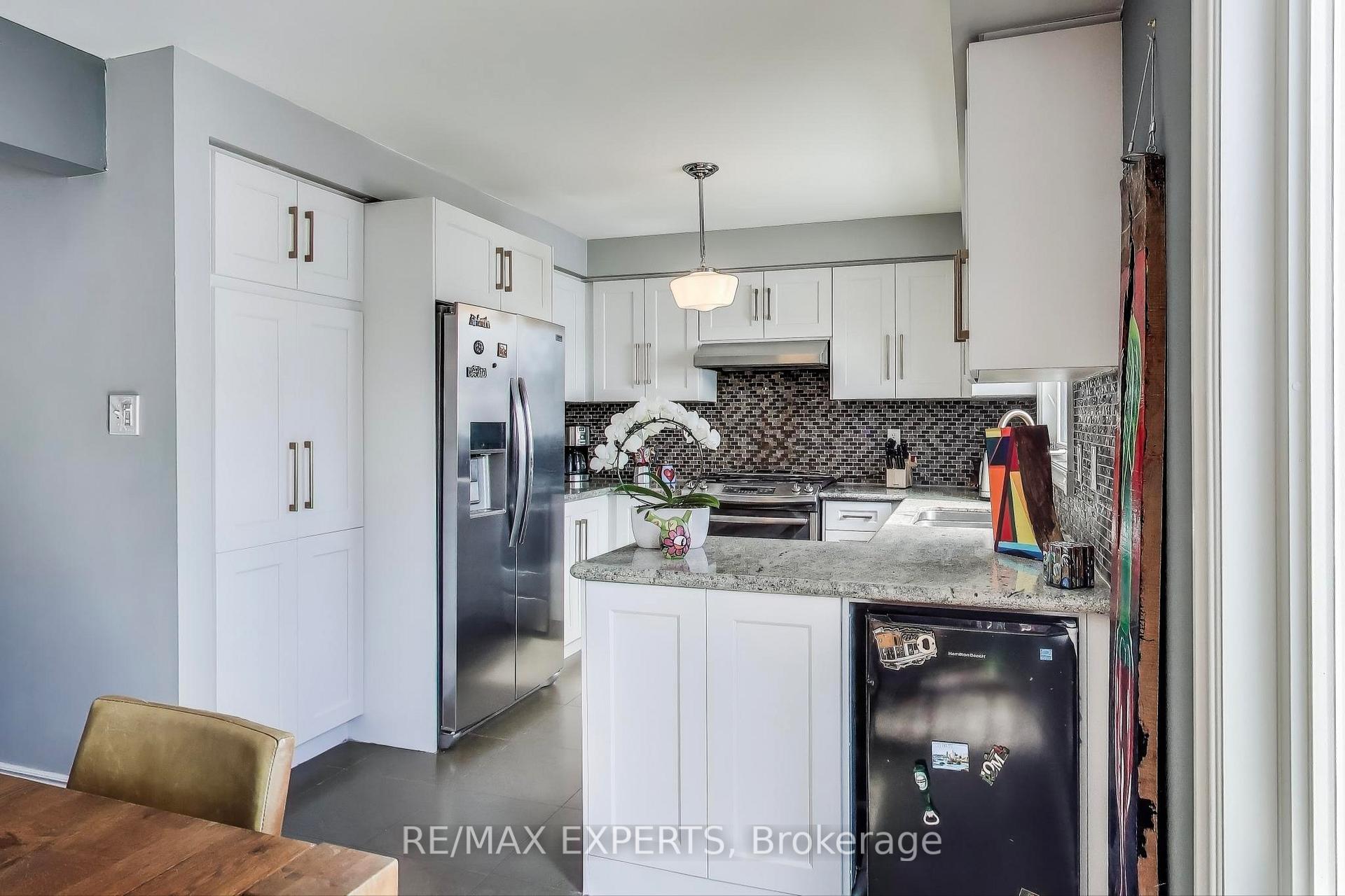 Photo 7 of 45 Wallwark Street, Aurora, Bayview Northeast — HOMEH