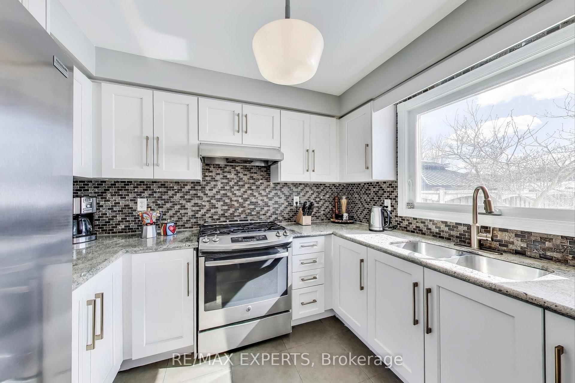 Photo 8 of 45 Wallwark Street, Aurora, Bayview Northeast — HOMEH
