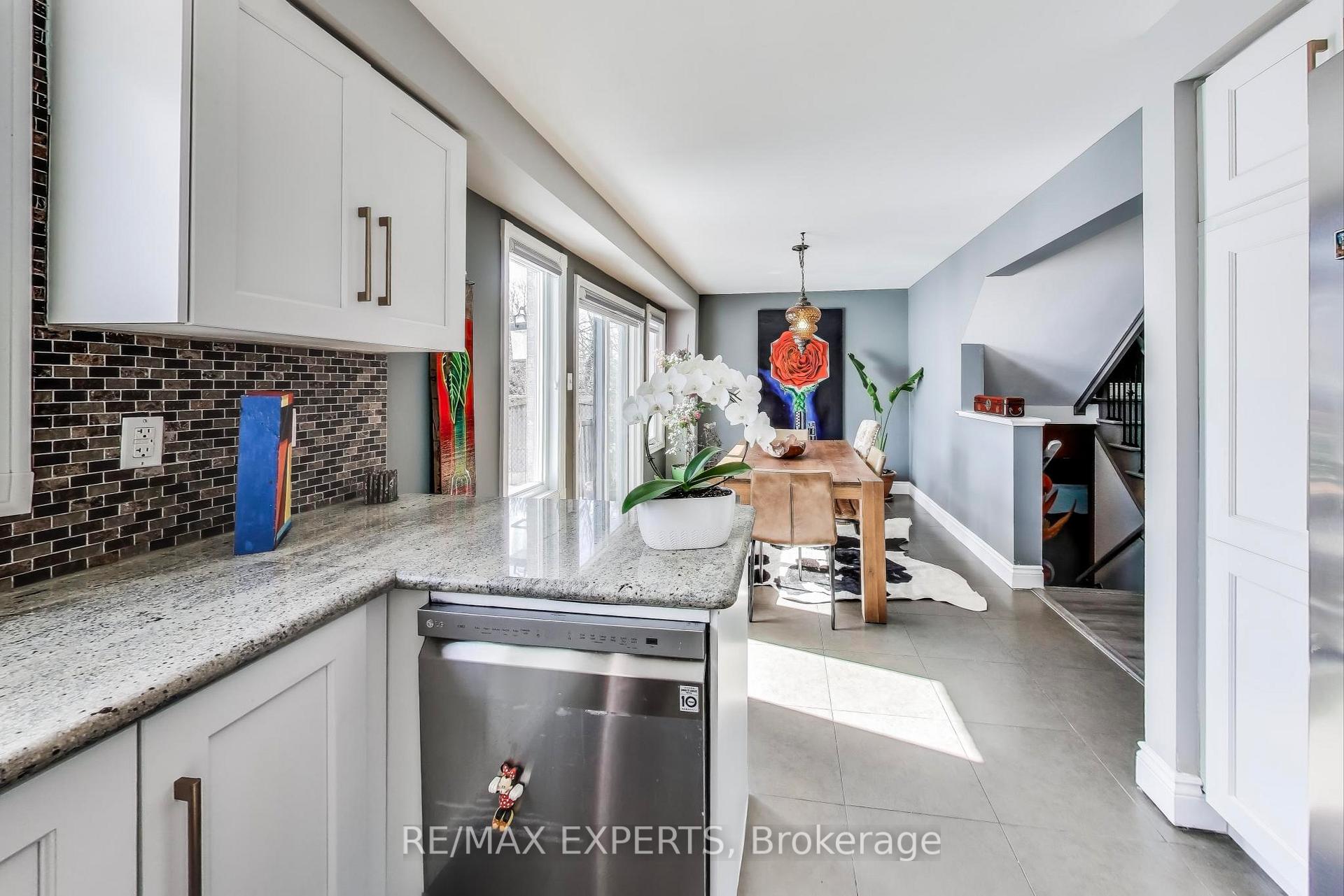 Photo 9 of 45 Wallwark Street, Aurora, Bayview Northeast — HOMEH