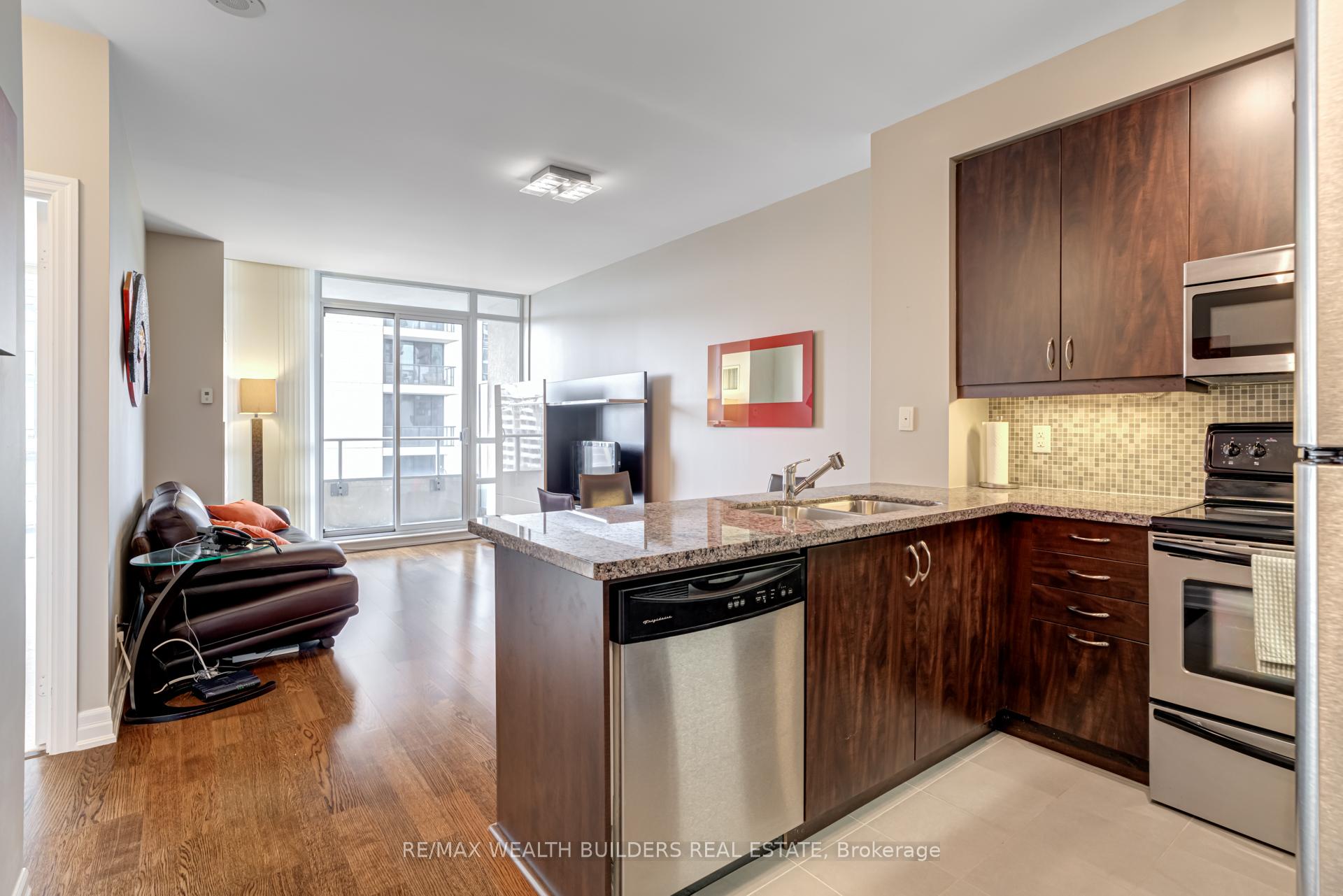 Front of Unit 904, 500 St Clair Avenue W