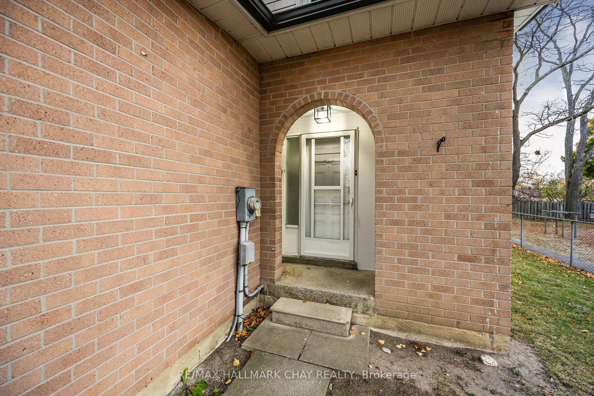 Photo 3 of Unit 6, 2 Bernick Drive, Barrie, Grove East — HOMEH