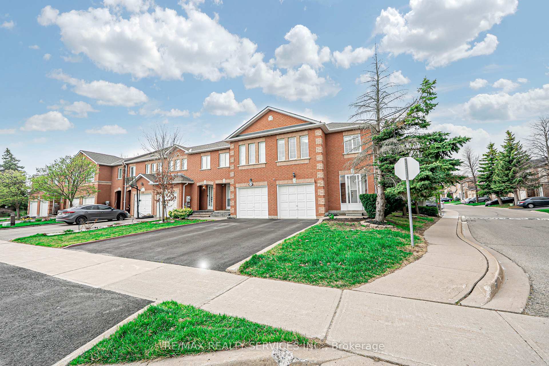 Photo 4 of Unit 19, 192 Cresthaven Road, Brampton, Snelgrove — HOMEH