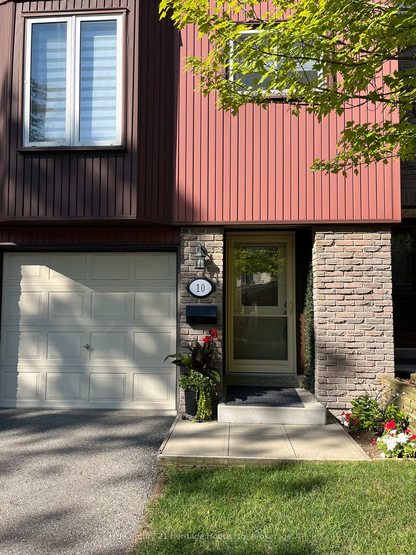 Front of Unit 10, 2 Worton Avenue
