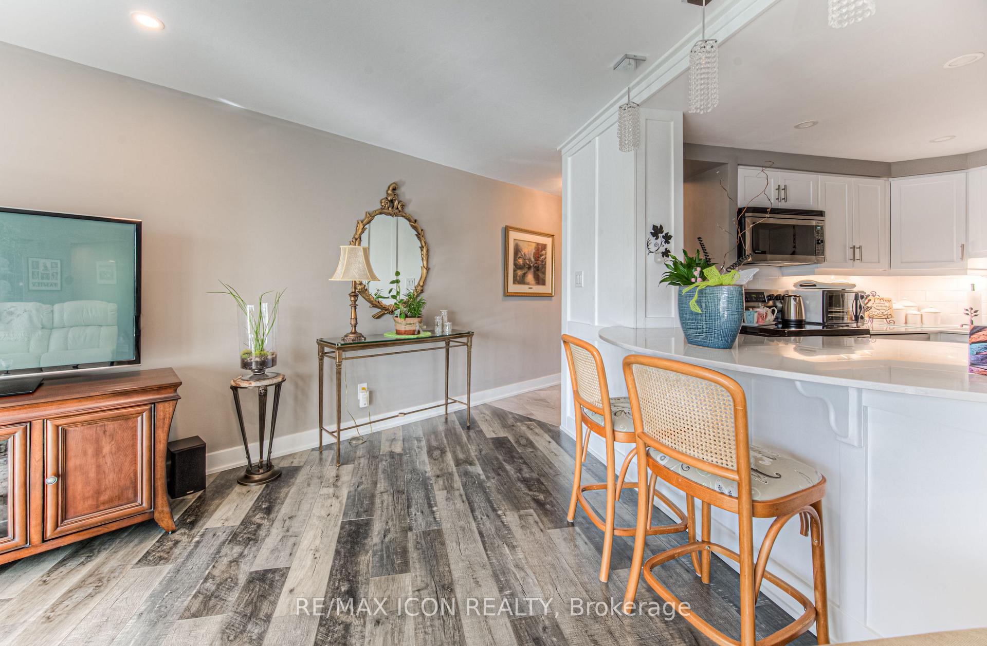 Photo 5 of Unit 405, 250 Glenridge Drive, Waterloo, Lincoln Village — HOMEH