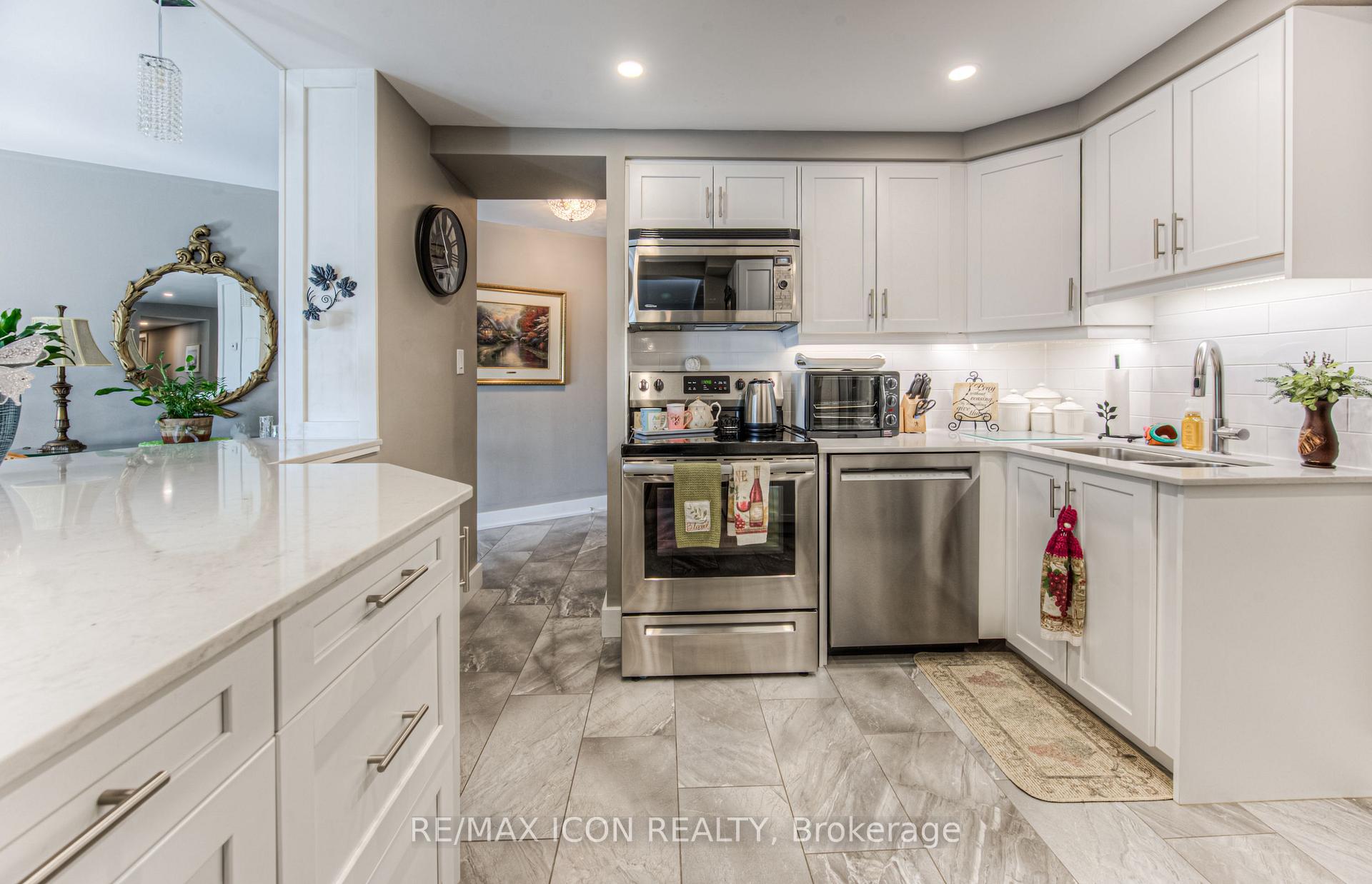 Photo 8 of Unit 405, 250 Glenridge Drive, Waterloo, Lincoln Village — HOMEH