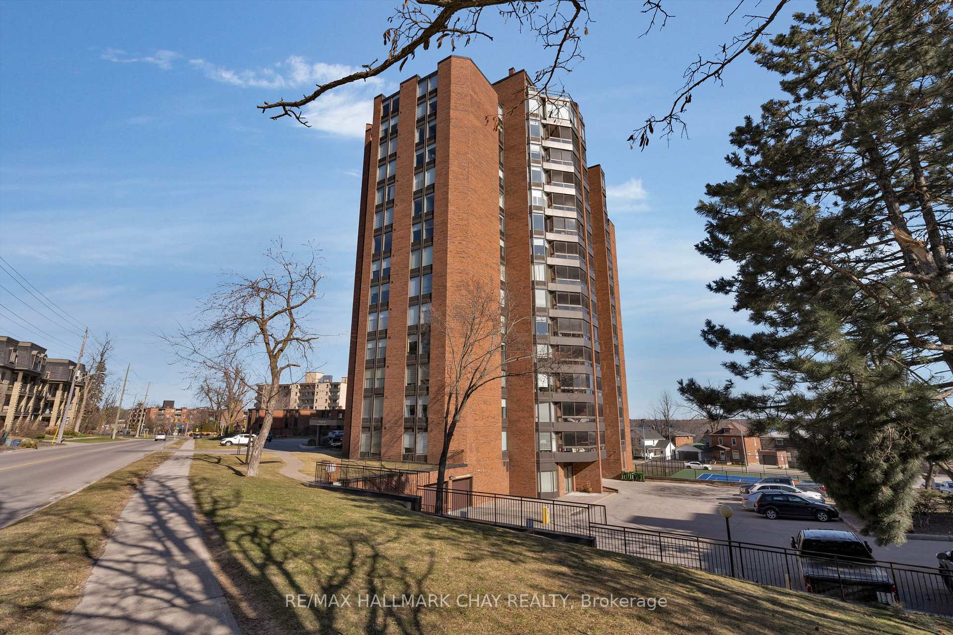 Photo 2 of Unit 1403, 181 Collier Street, Barrie, North Shore — HOMEH