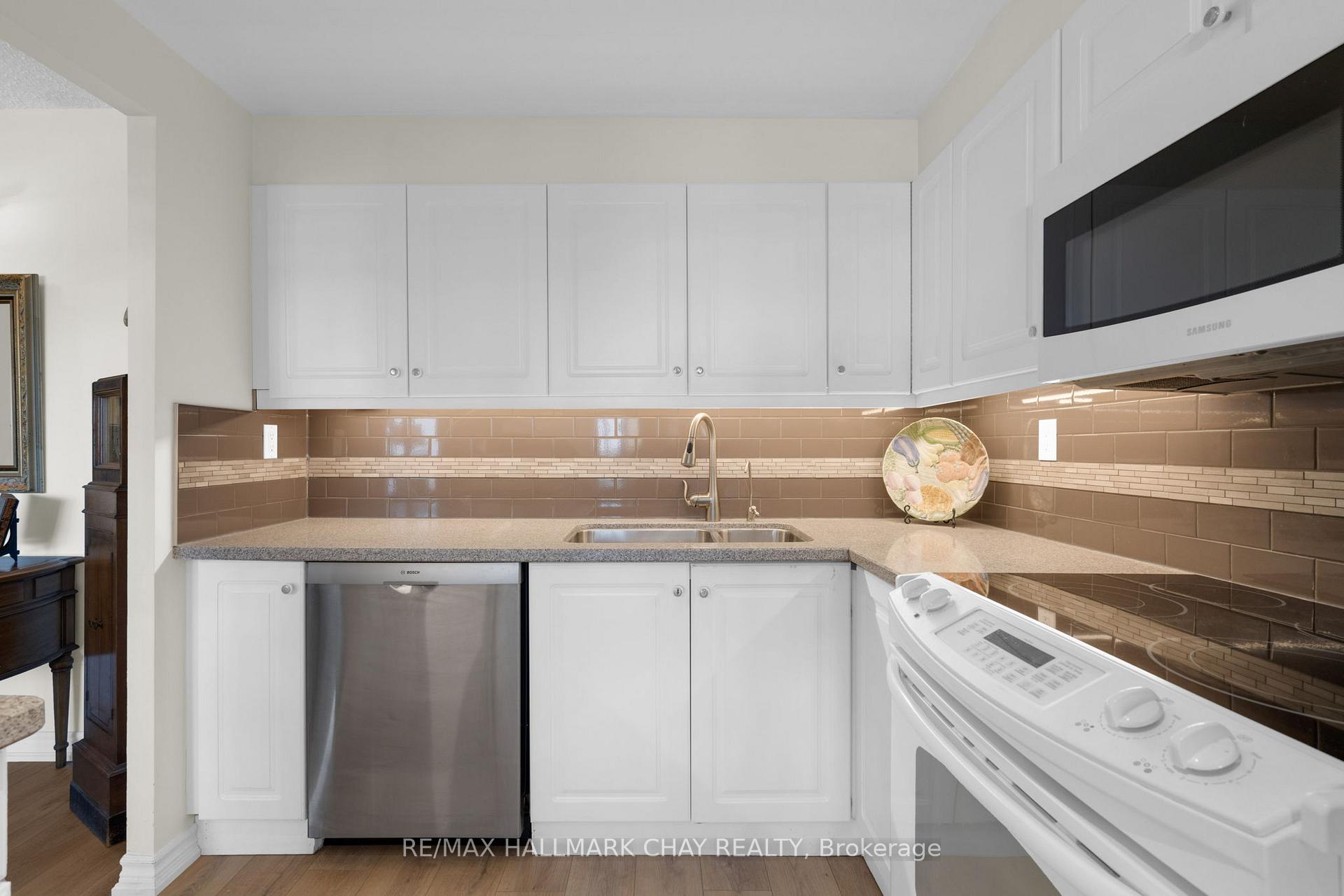 Photo 10 of Unit 1403, 181 Collier Street, Barrie, North Shore — HOMEH