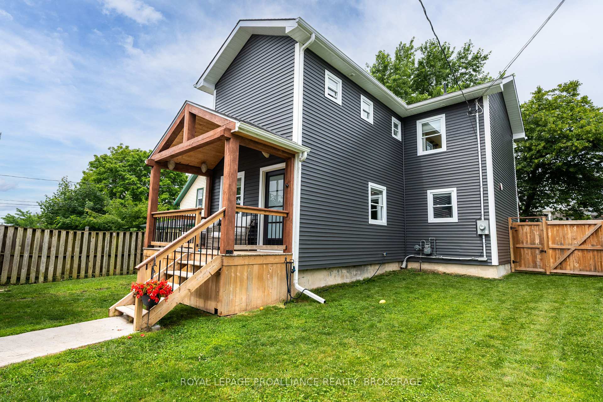 Photo 6 of 131 John Street, Gananoque — HOMEH
