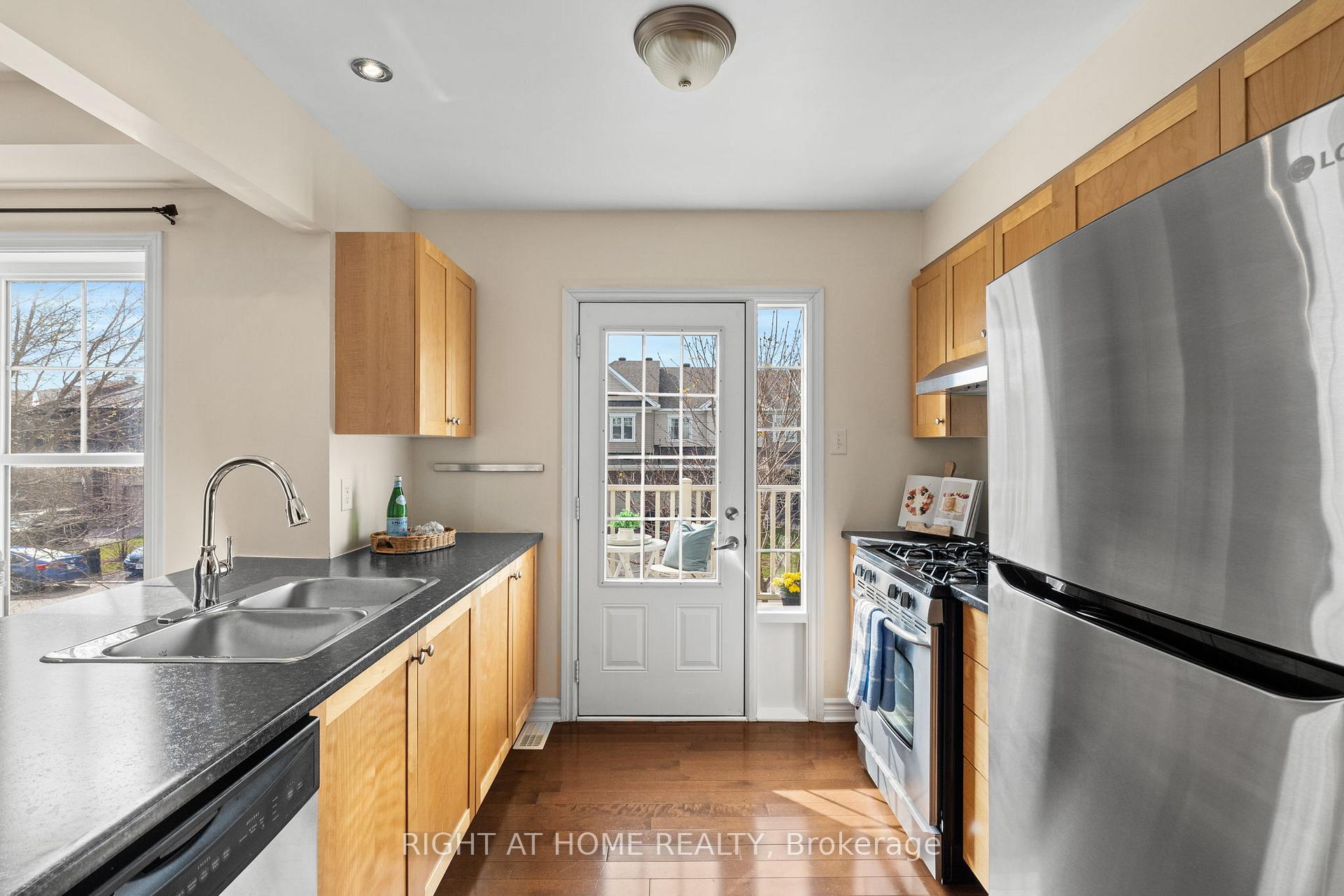 Photo 7 of 2557 Waterlilly Way, Ottawa, Barrhaven - Heritage Park — HOMEH