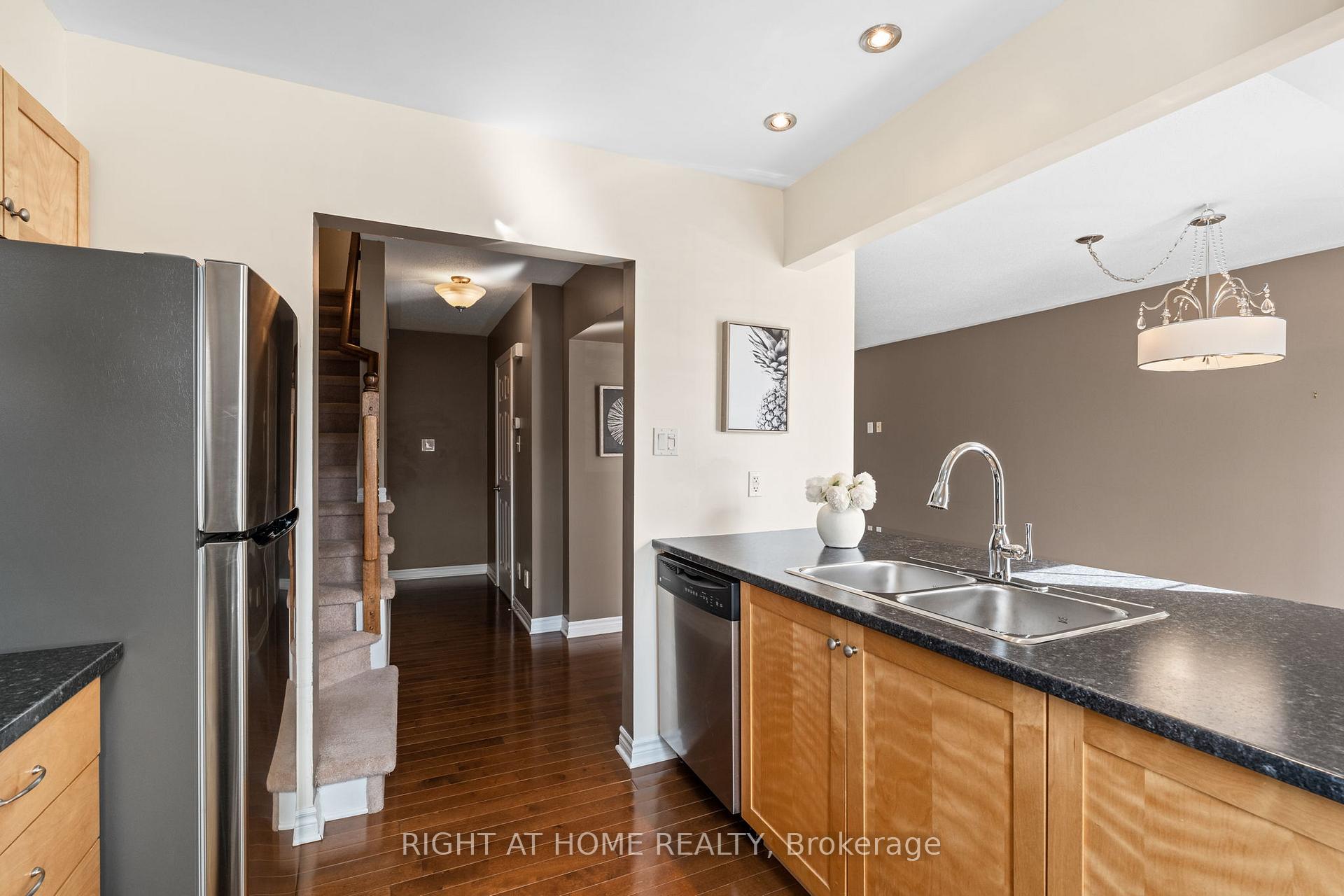 Photo 9 of 2557 Waterlilly Way, Ottawa, Barrhaven - Heritage Park — HOMEH