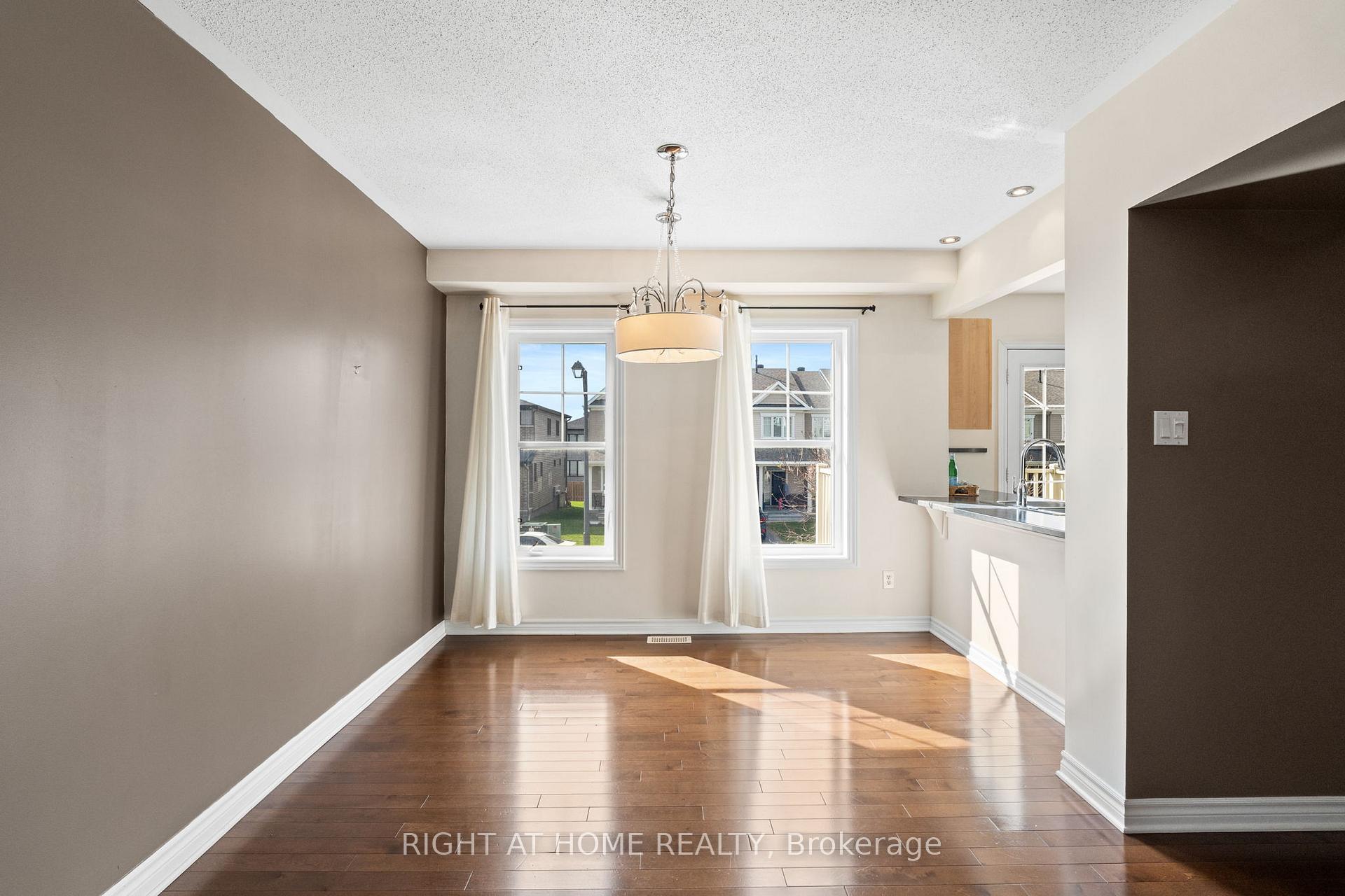 Photo 10 of 2557 Waterlilly Way, Ottawa, Barrhaven - Heritage Park — HOMEH
