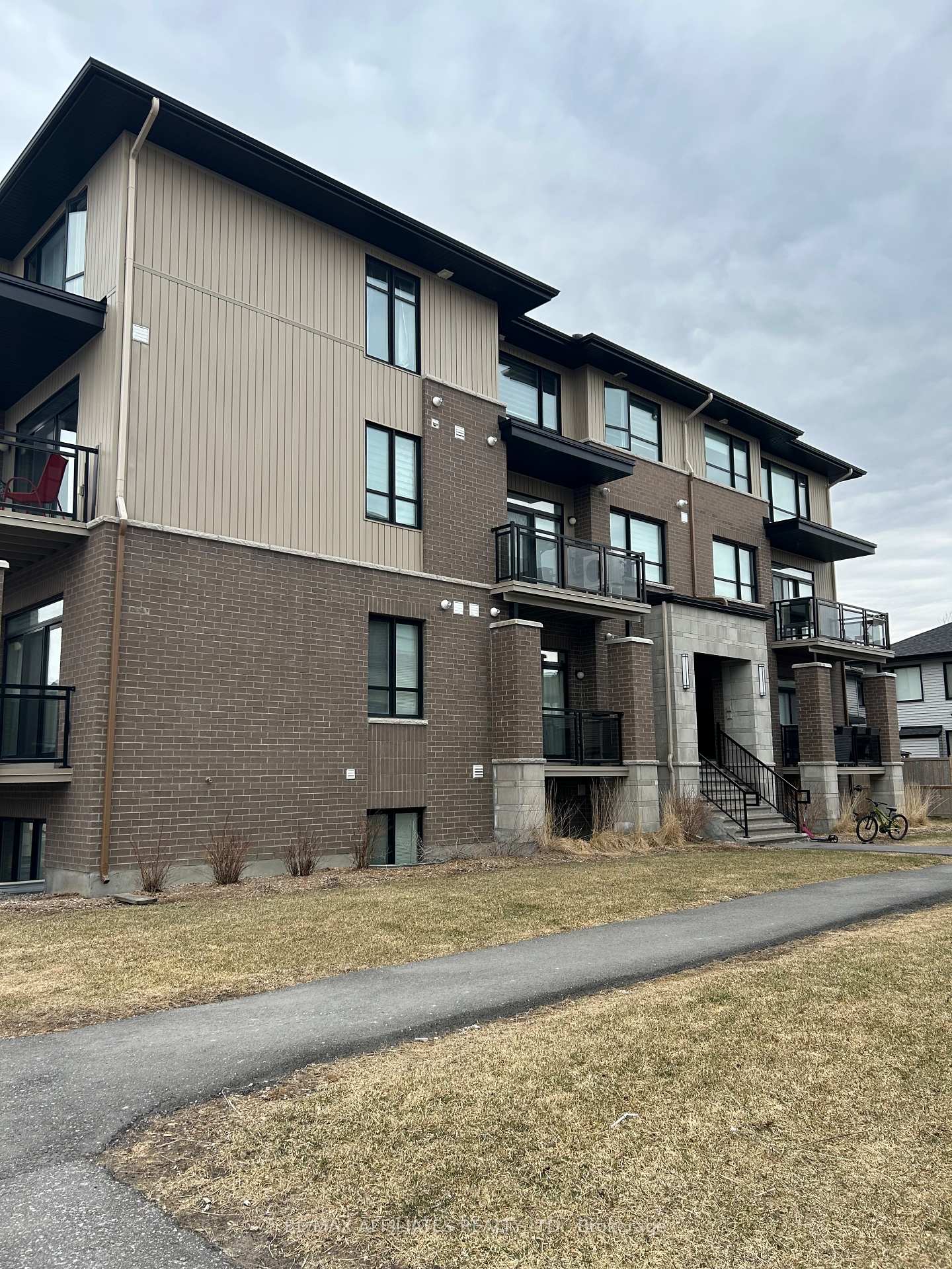 Photo 1 of 28 Carabiner Private, Ottawa, Mer Bleue/Bradley Estates/Anderson Park — HOMEH