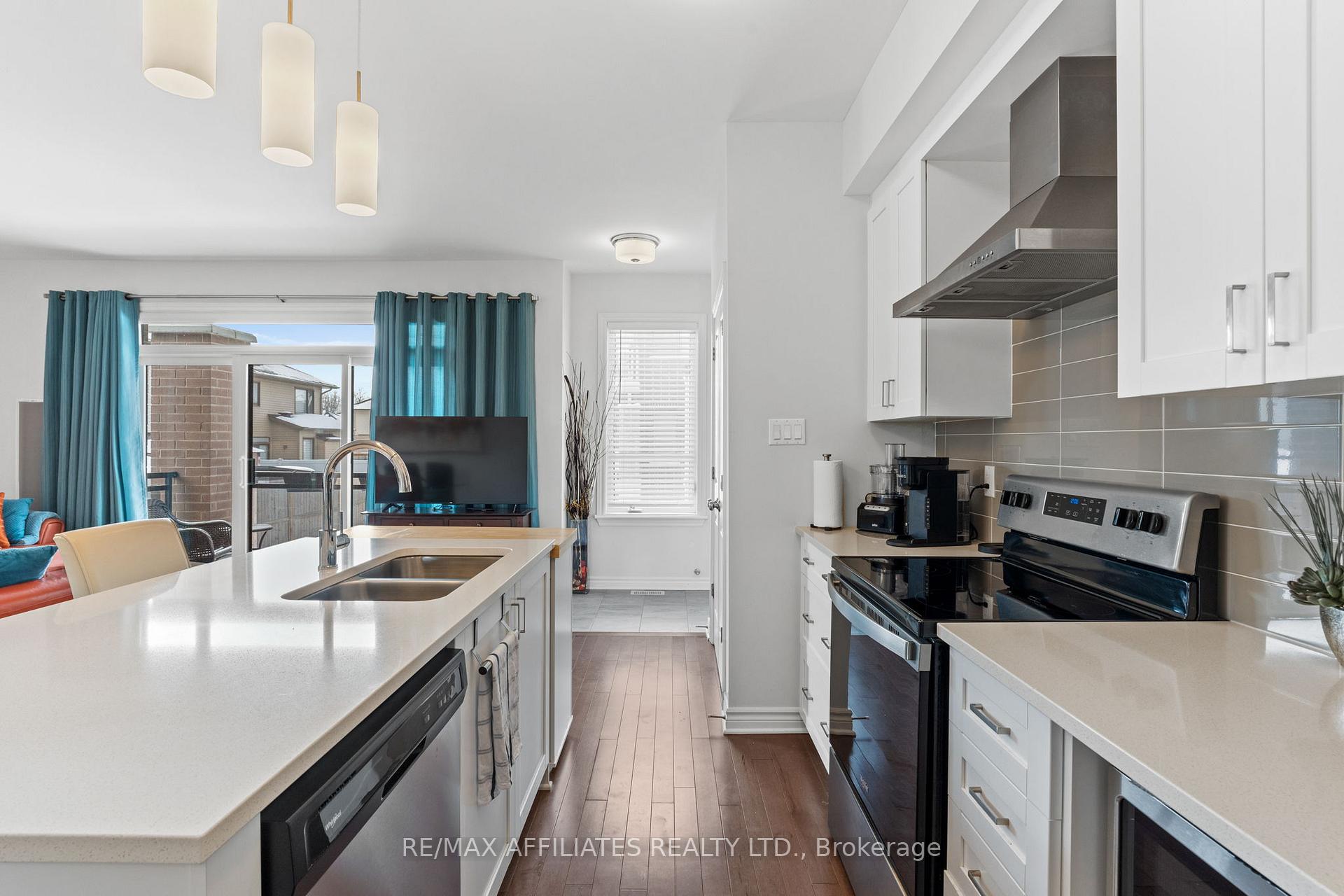 Photo 11 of 28 Carabiner Private, Ottawa, Mer Bleue/Bradley Estates/Anderson Park — HOMEH