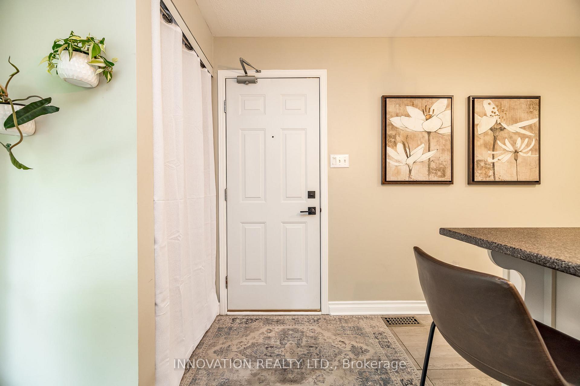Photo 3 of 452 Hillsboro Private, Ottawa, Kanata - Emerald Meadows/Trailwest — HOMEH
